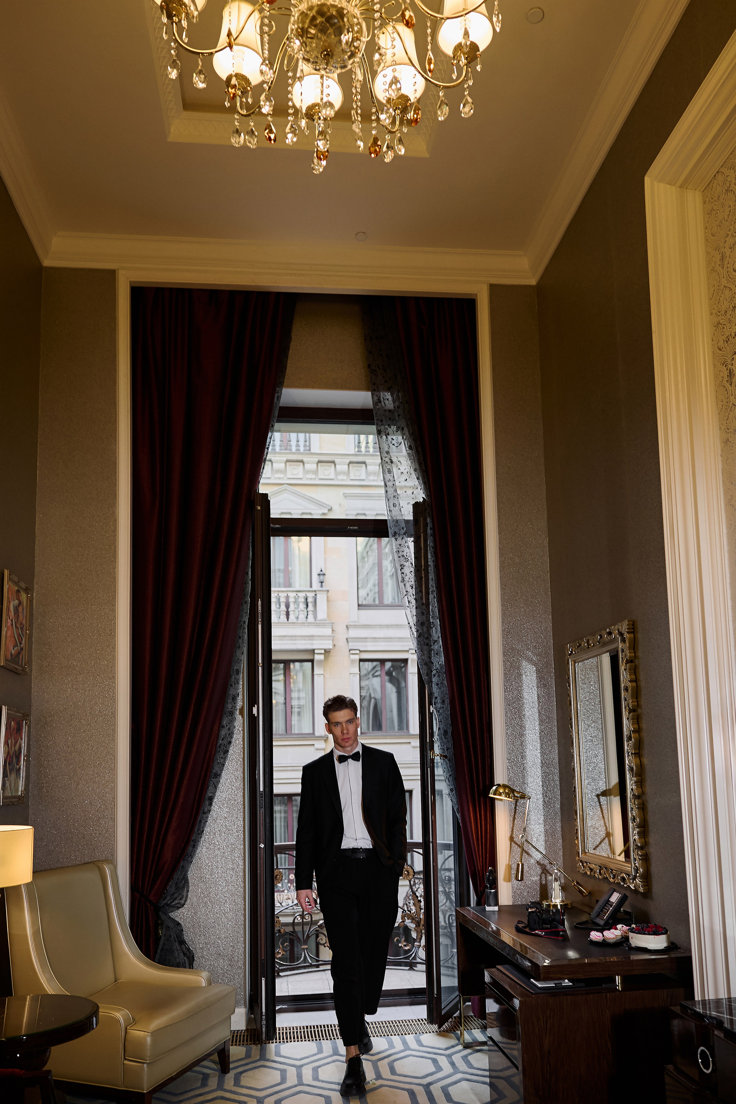 Вадим и Алина. Сборы в отеле St Regis. Свадебный фотограф в Москве и Подмосковье