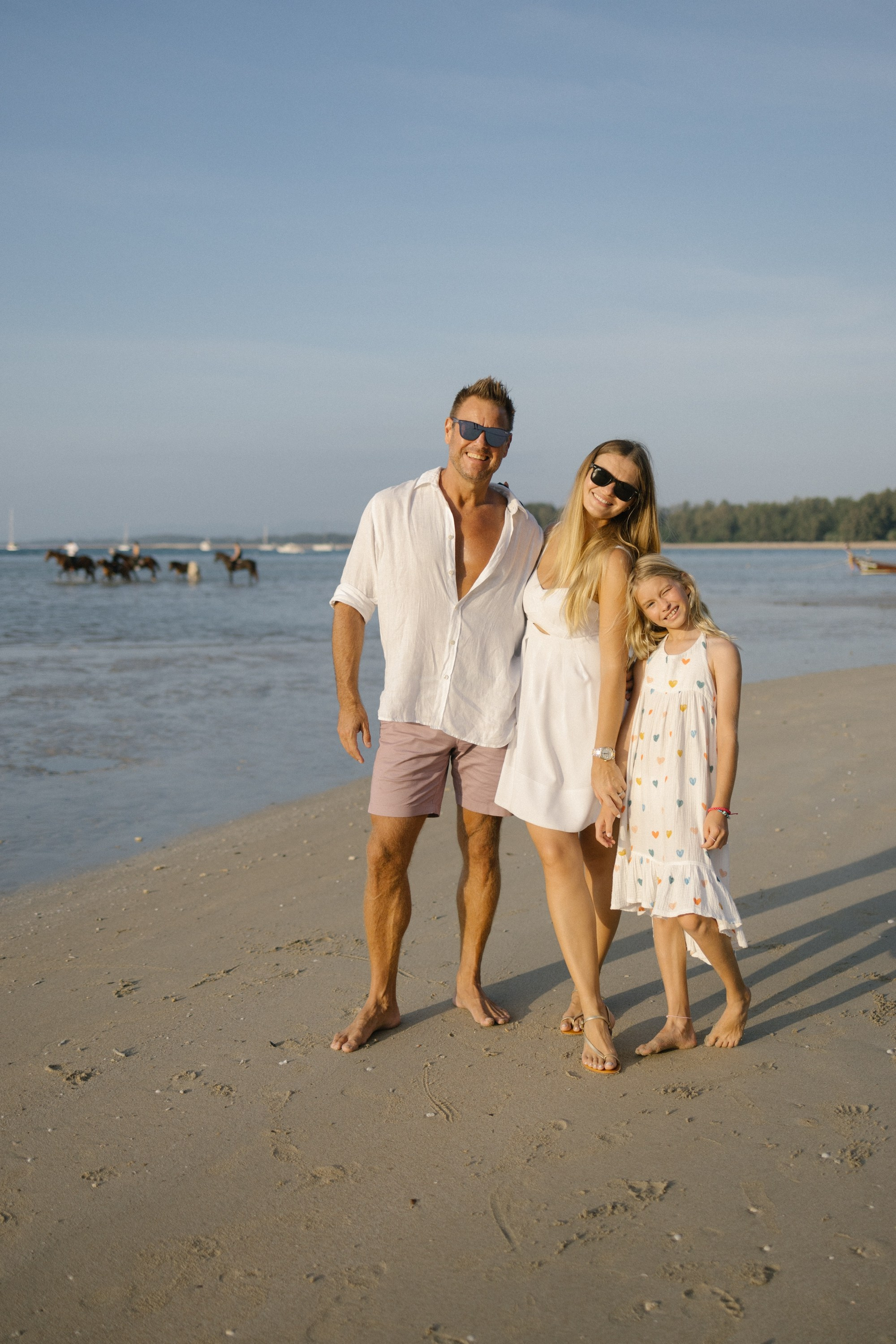 Family photoshoot in Phuket, Thailand. Fedor Lemeshko — Destination Wedding and Family Lifestyle photographer