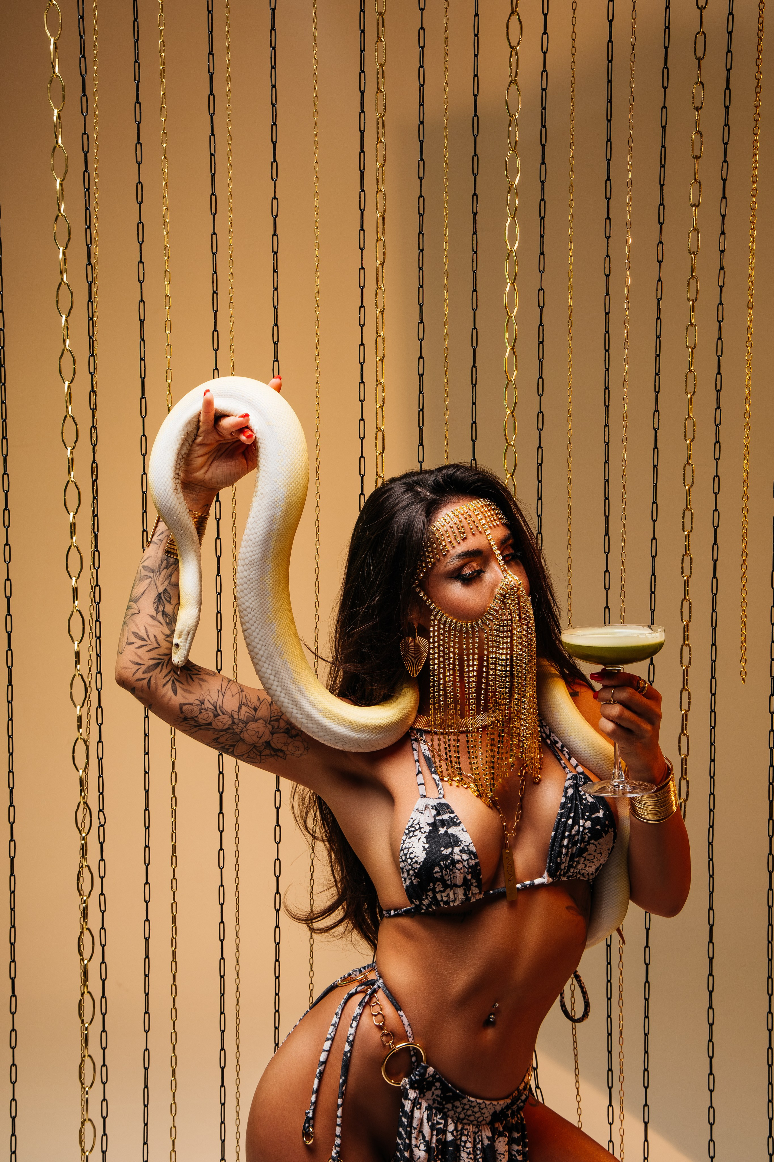 Таня Chokolatee и змея. Фотосессия красивой девушки со змеёй. Валентина Похомова — профессиональный фотограф в Екатеринбурге