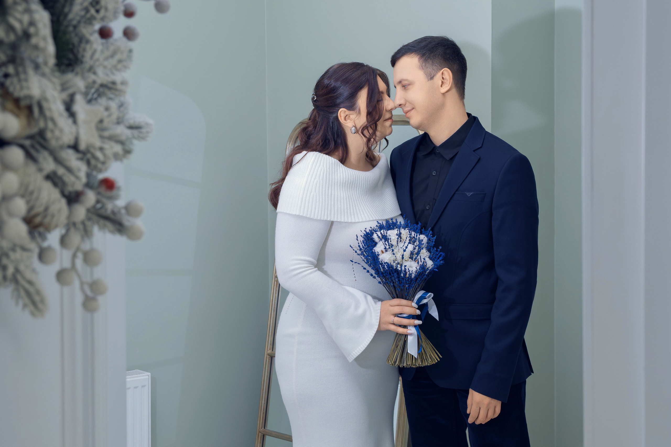 Жених и невеста обнимаются у ЗАГСа после регистрации. Невеста с букетом в руках во время церемонии в ЗАГСе. Обмен кольцами на регистрации брака в ЗАГСе. Первый поцелуй молодожёнов после регистрации в ЗАГСе. Подпись в книге регистрации брака крупным планом. Молодожёны держатся за руки в зале ЗАГСа. Выход молодожёнов из ЗАГСа под аплодисменты гостей. Свадебный портрет невесты в белом платье с букетом. Портрет жениха в костюме во время свадебной фотосессии. Совместный портрет молодожёнов на прогулке в парке. Невеста и жених идут по аллее, держась за руки. Молодожёны целуются на фоне городских улиц во время прогулки. Свадебная фотосессия в парке: жених поправляет фату невесте. Невеста смеётся, жених обнимает её со спины. Крупный план: свадебные кольца на руках молодожёнов. Детали свадьбы: букет невесты крупным планом. Невеста и жених на фоне архитектуры города во время прогулки. Молодожёны на закате: романтичный кадр со светом в контровике. Свадебная фотосессия у воды: пара смотрит друг на друга. Гости поздравляют молодожёнов у ЗАГСа, живые эмоции.