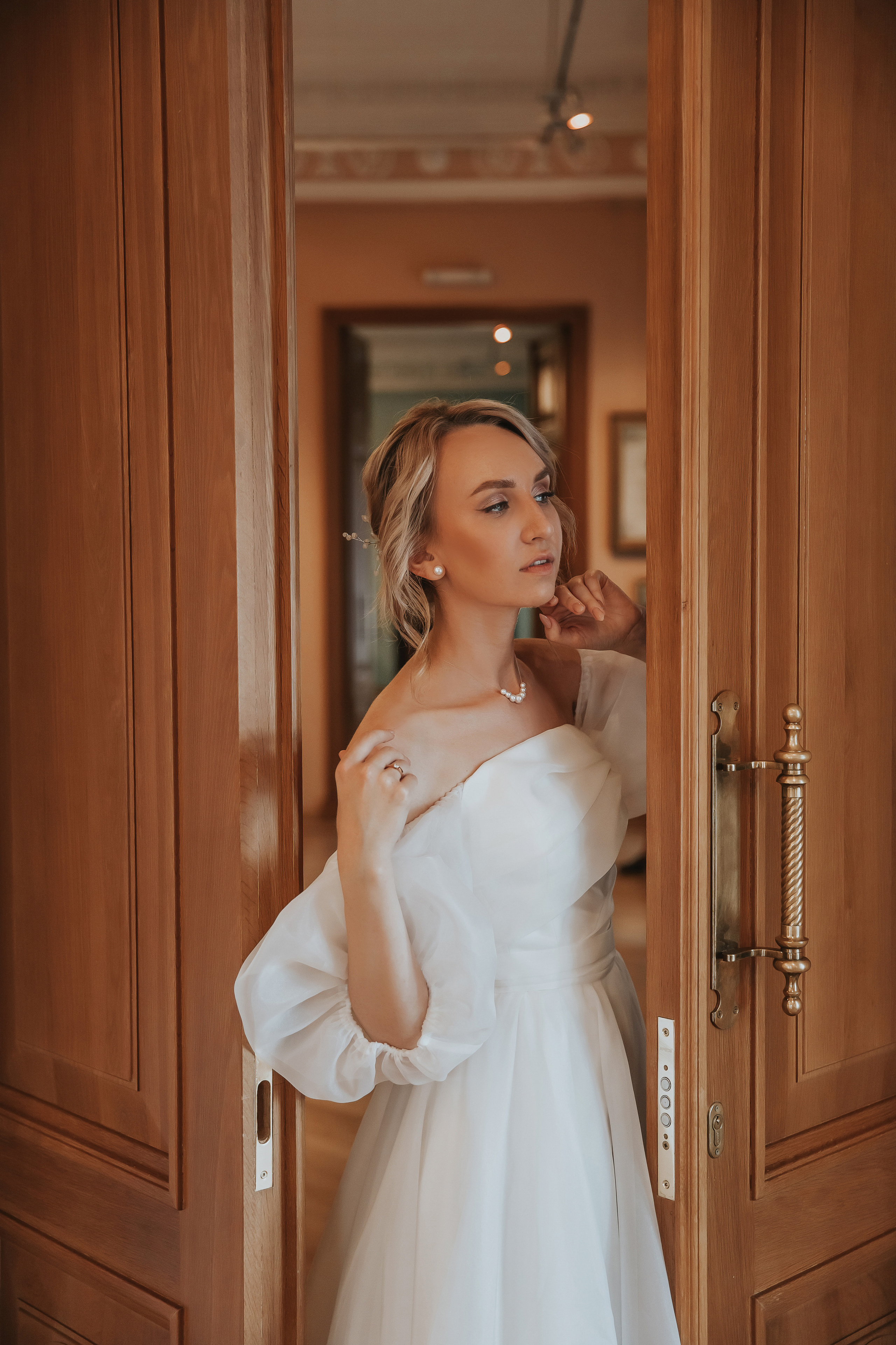 Свадебная фотосессия в галлерее. Свадебный фотограф Ярославль Ирина Волоцкая