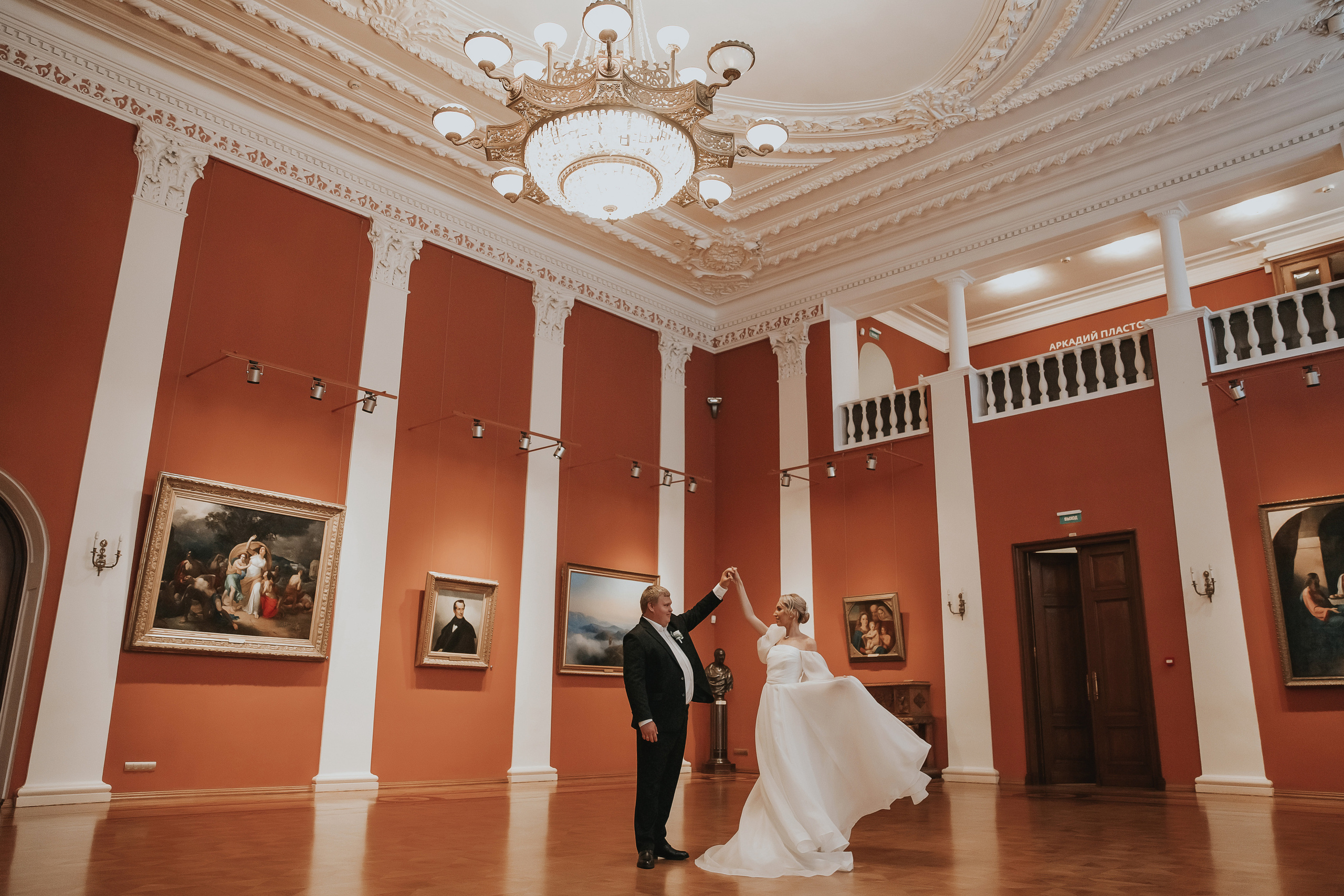 Свадебная фотосессия в галлерее. Свадебный фотограф Ярославль Ирина Волоцкая