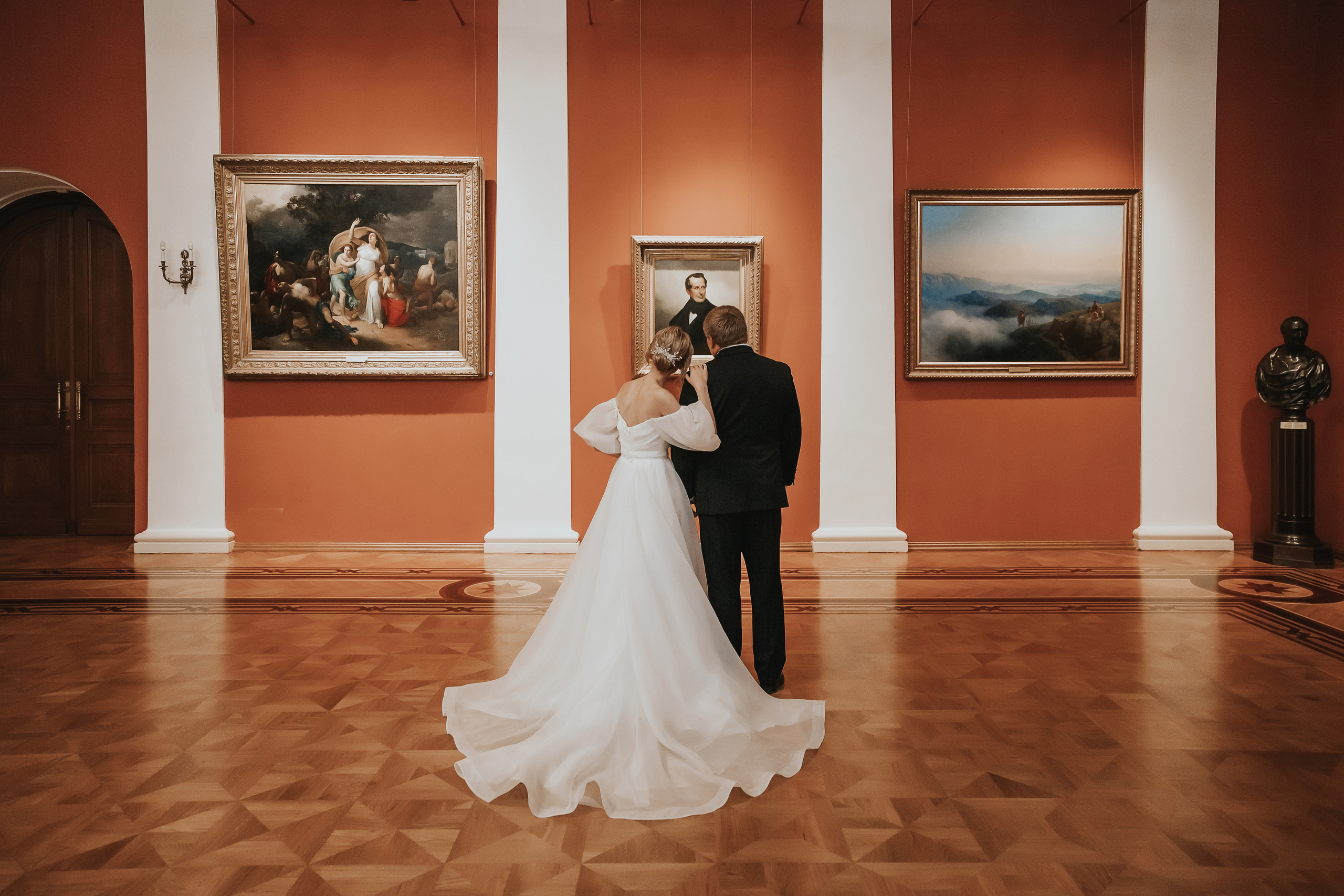 Свадебная фотосессия в галлерее. Свадебный фотограф Ярославль Ирина Волоцкая