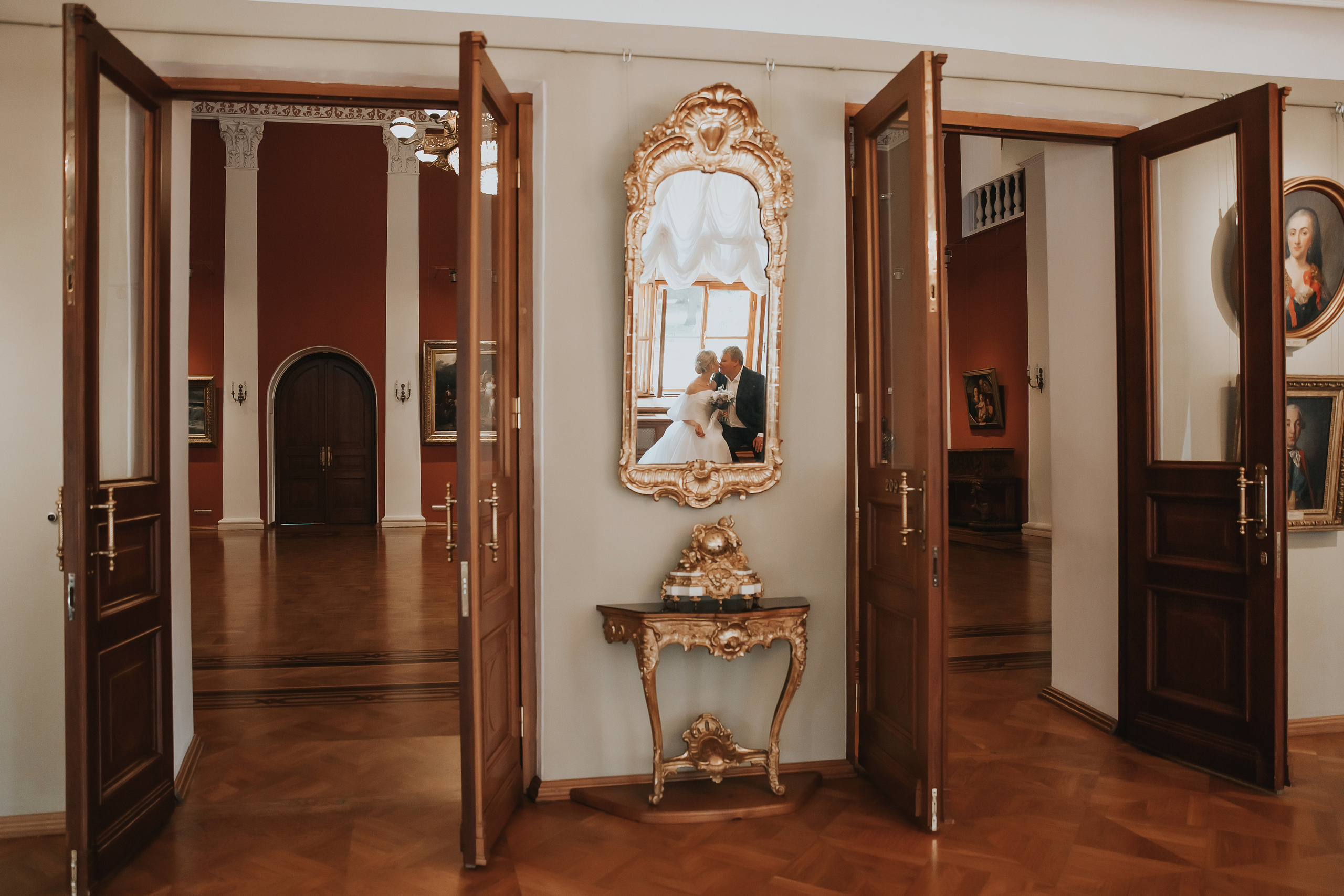 Свадебная фотосессия в галлерее. Свадебный фотограф Ярославль Ирина Волоцкая