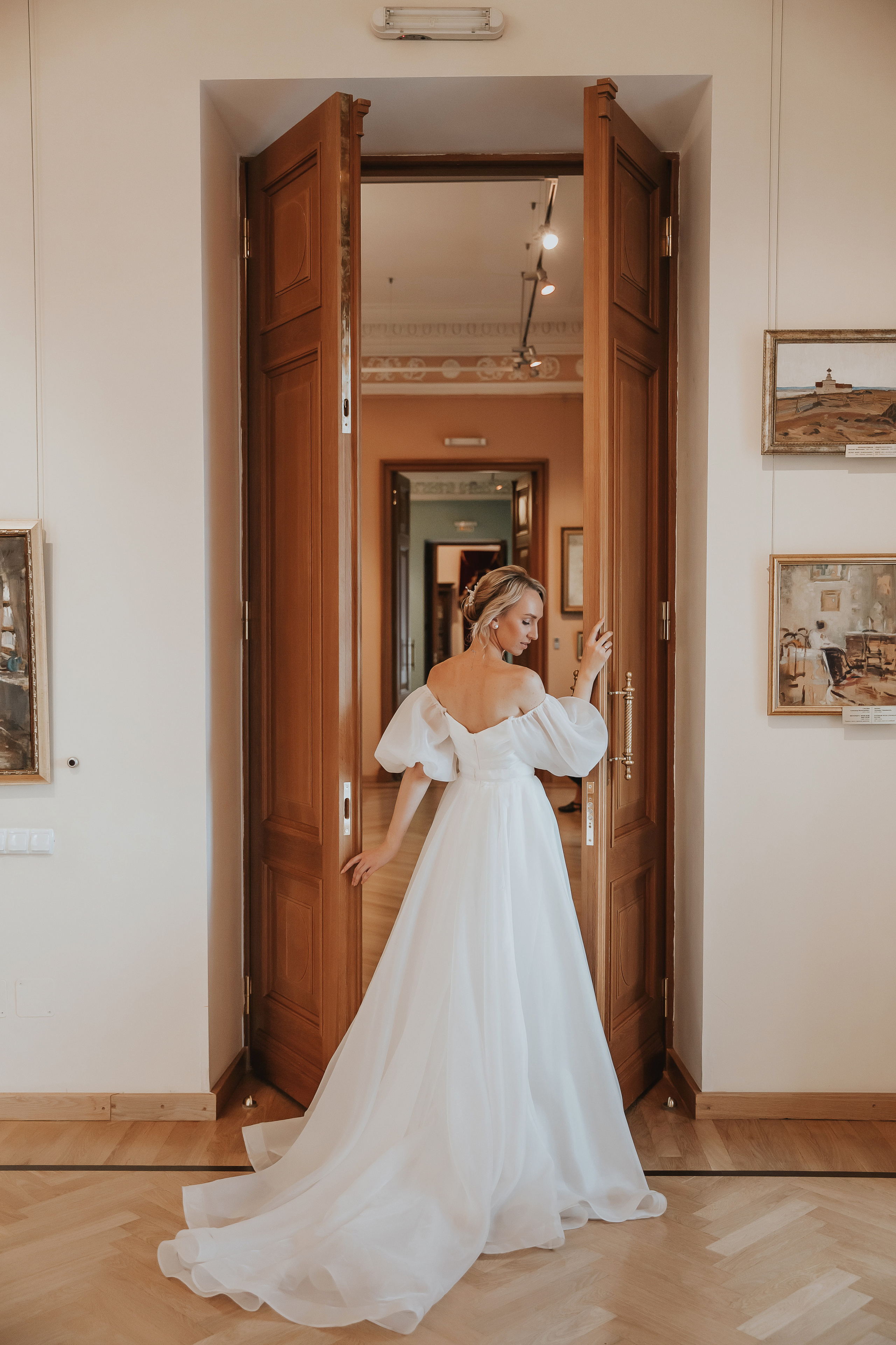 Свадебная фотосессия в галлерее. Свадебный фотограф Ярославль Ирина Волоцкая