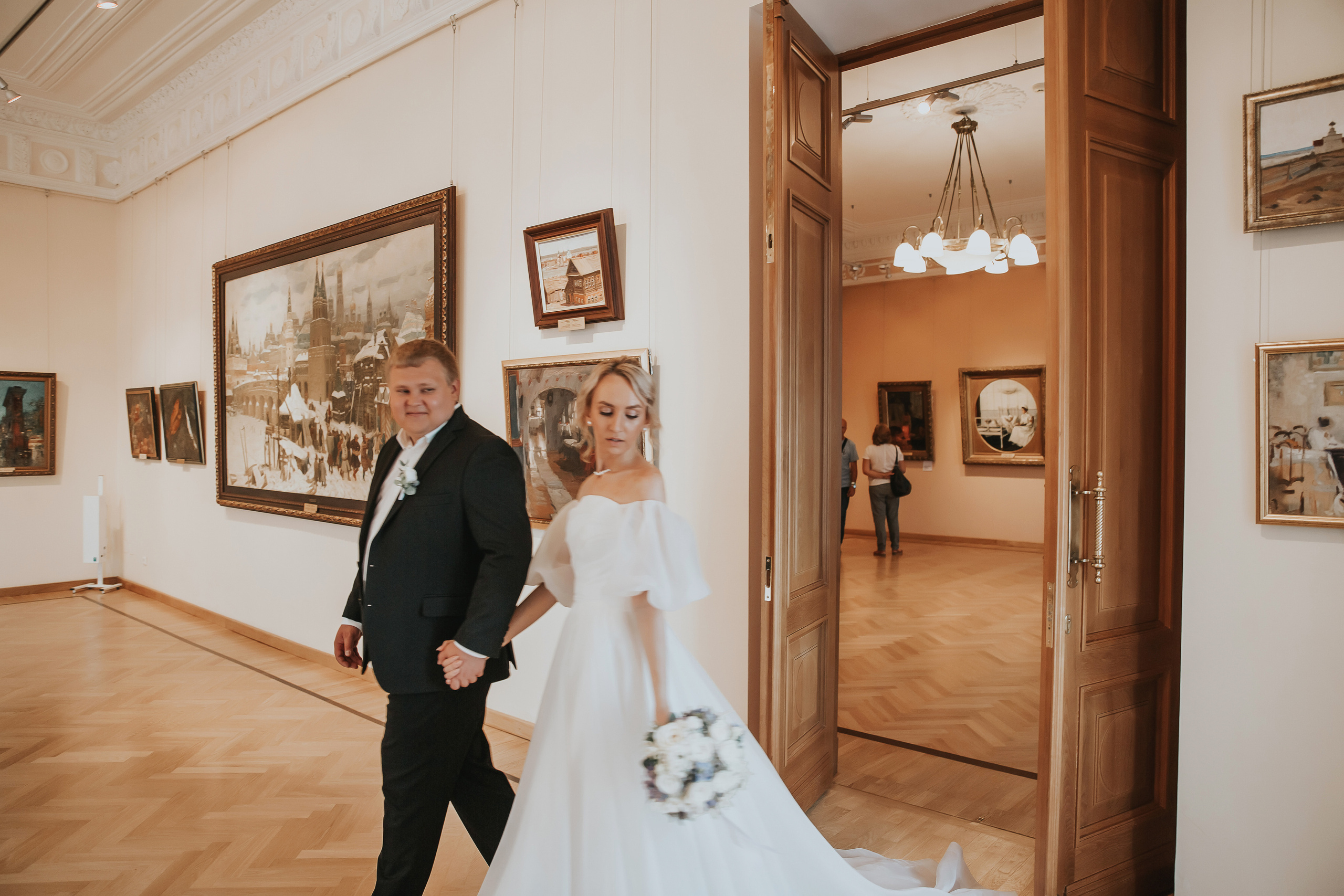 Свадебная фотосессия в галлерее. Свадебный фотограф Ярославль Ирина Волоцкая