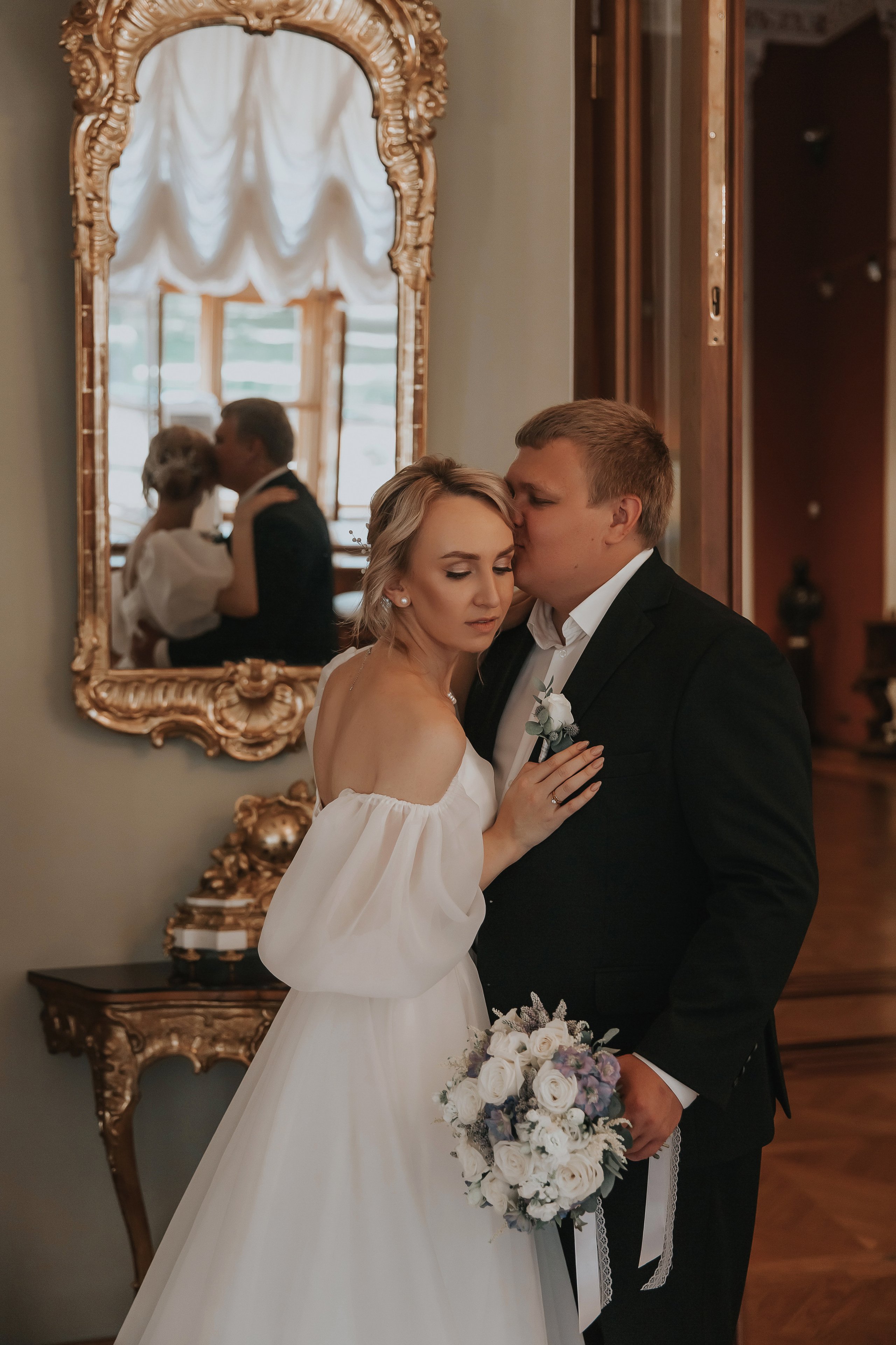 Свадебная фотосессия в галлерее. Свадебный фотограф Ярославль Ирина Волоцкая