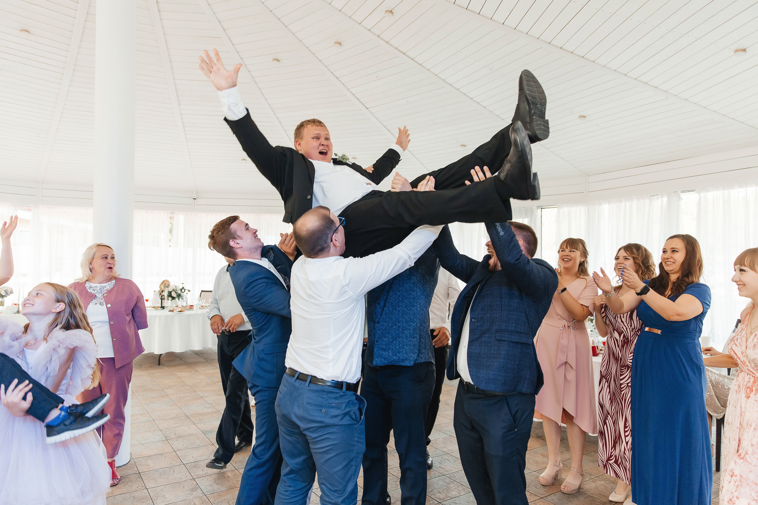 Свадебная фотосессия в галлерее. Свадебный фотограф Ярославль Ирина Волоцкая