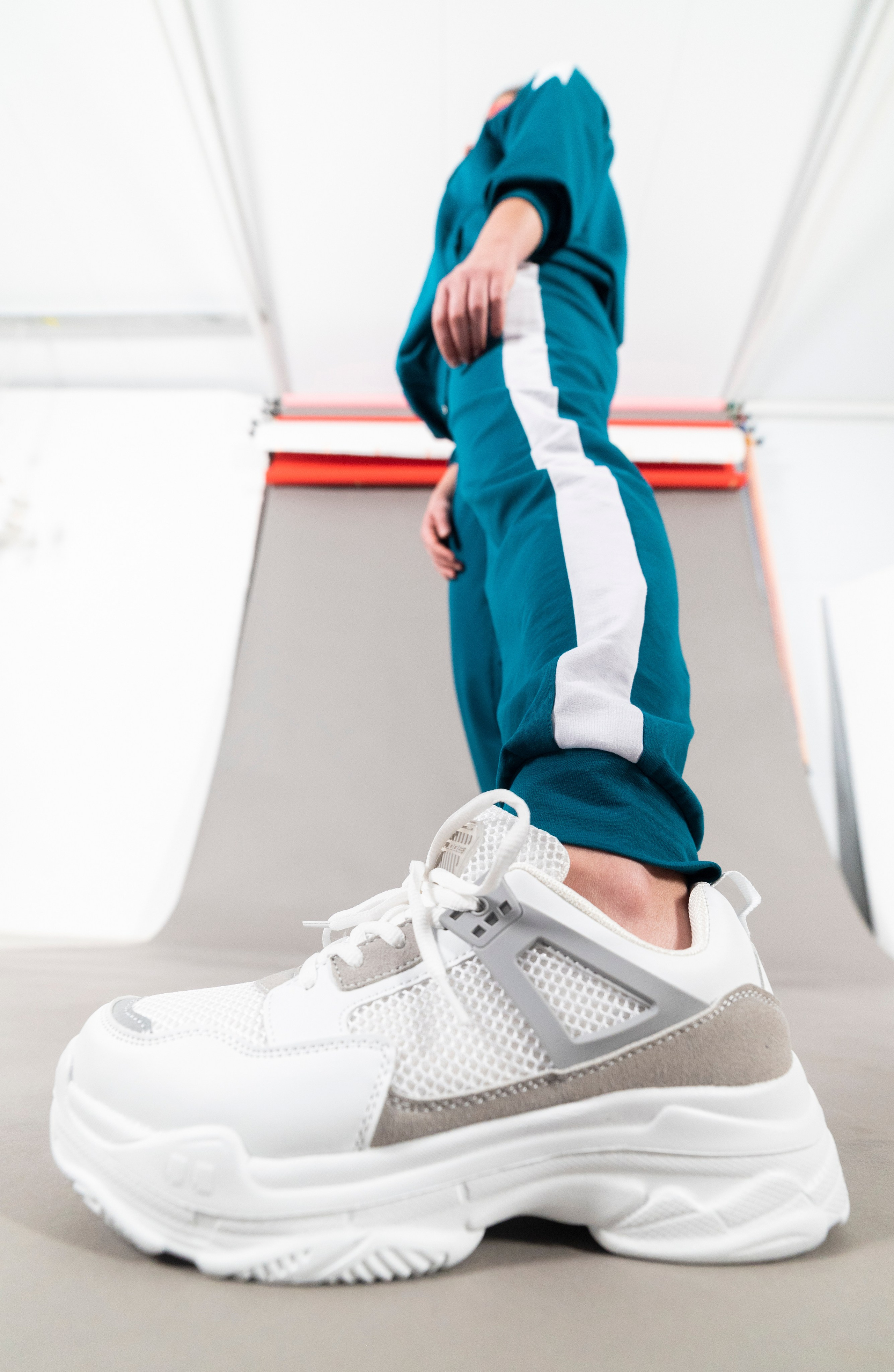 Фотопроект самоизоляция, сомнамбула, сновидческие видения, философия, одиночество, арт-фотография. девушка в белых кроссовках