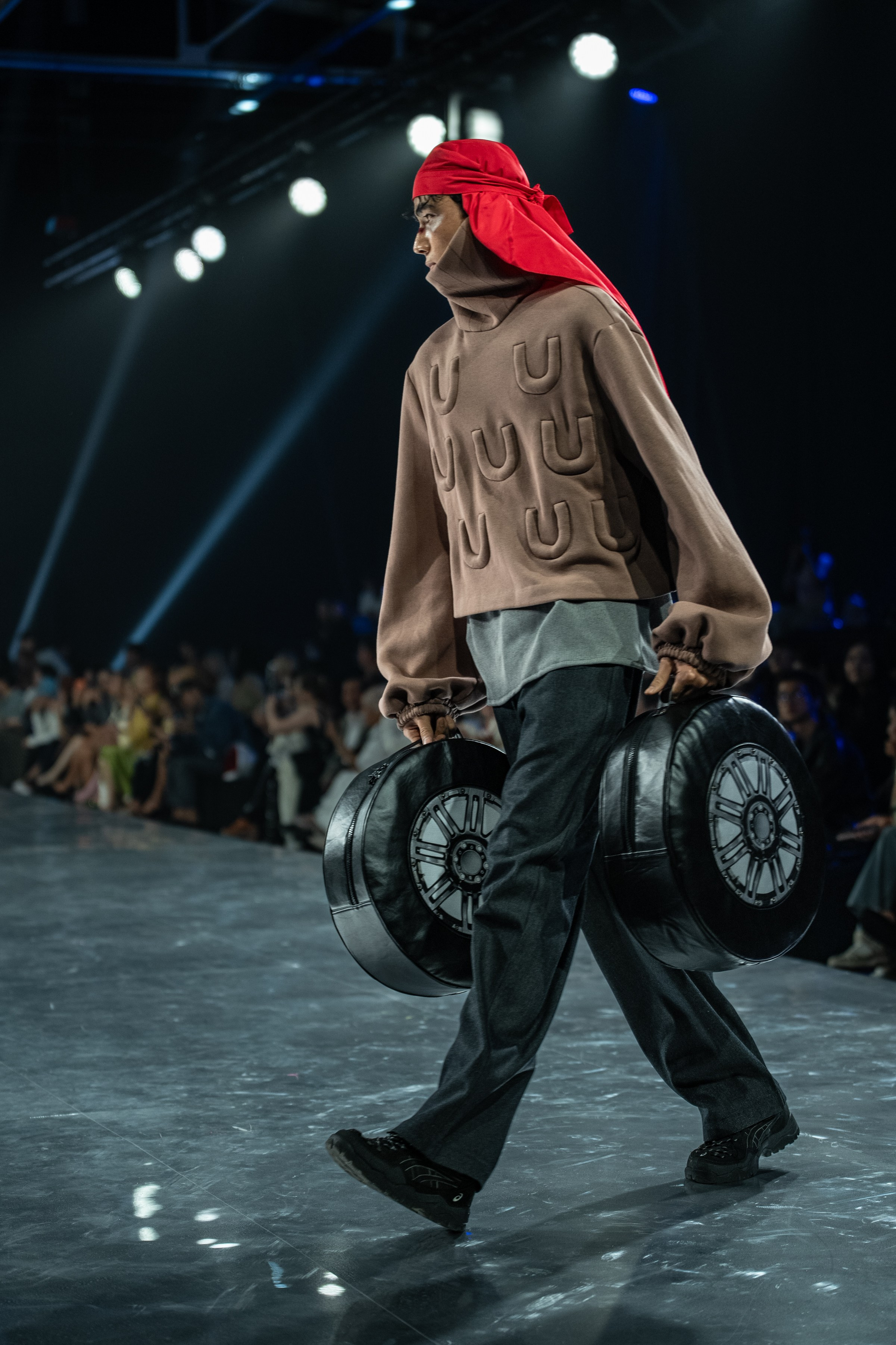 Visa Fashion Week Almaty Pre-Fall 2026 GAZHAIYIP. Сайт Алматинского НЮ АРТ, будуар и фэшн фотографа Дениса Карпенко