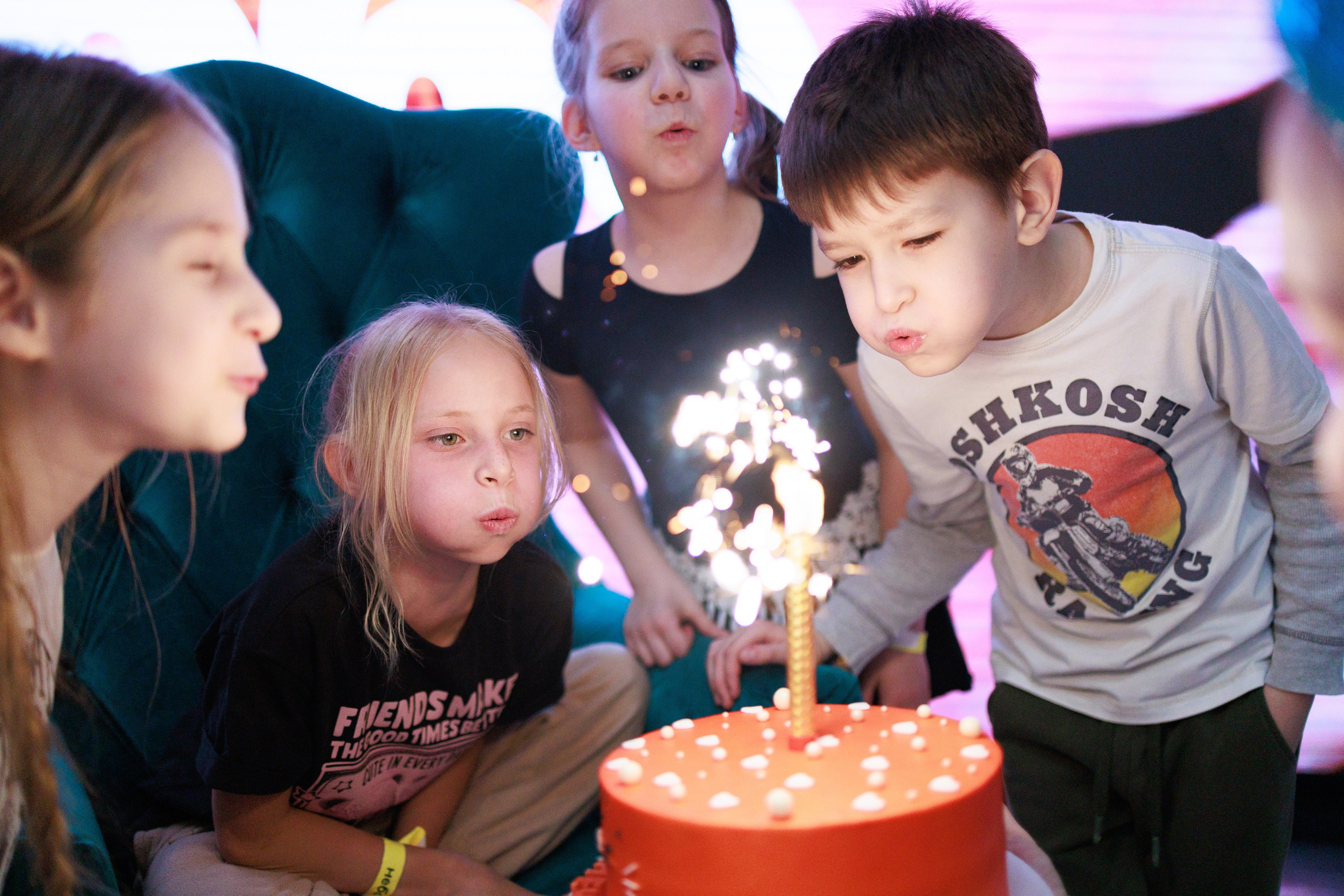 Отметить детский день рождения можно в батутном парке