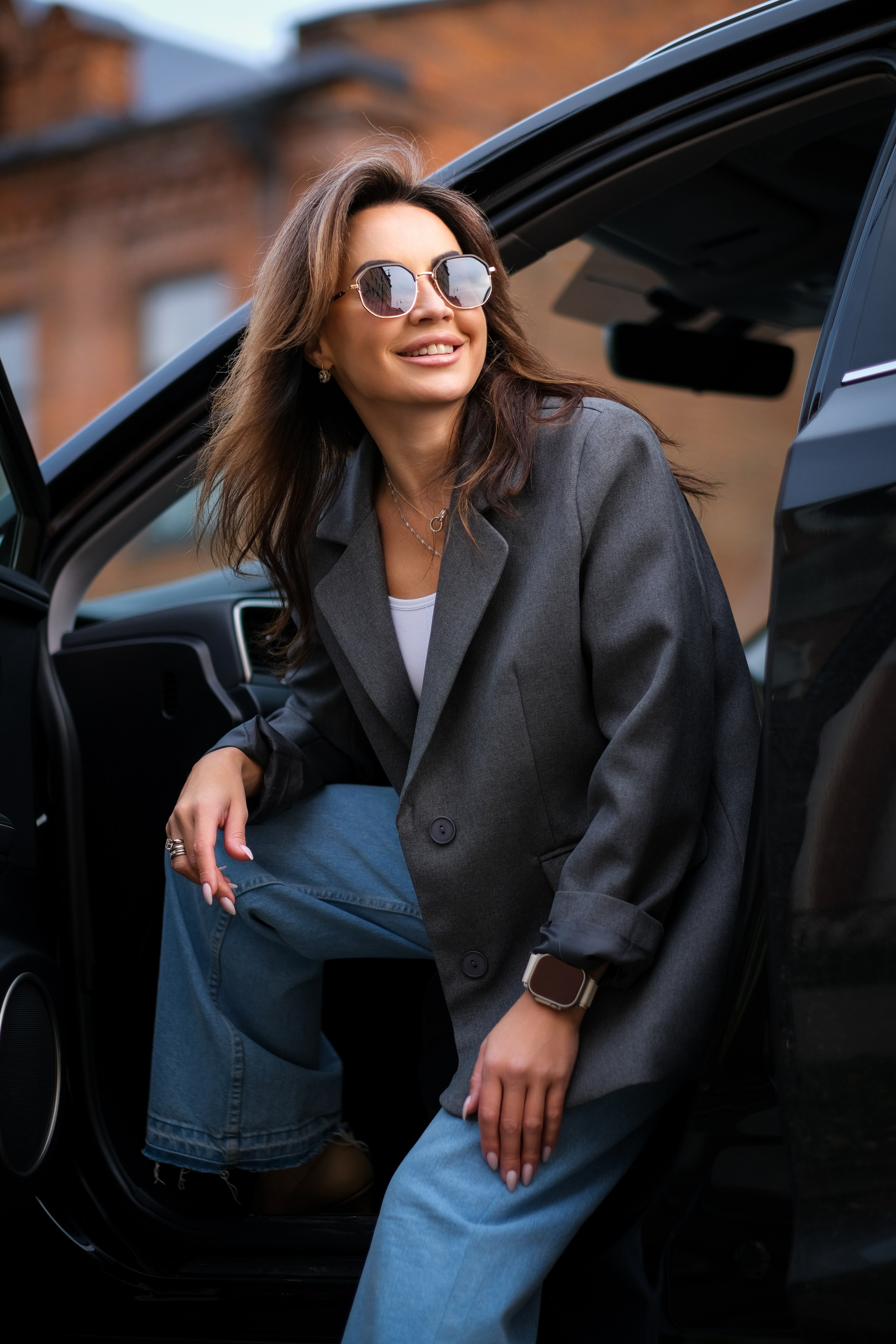 Портрет девушки в машине