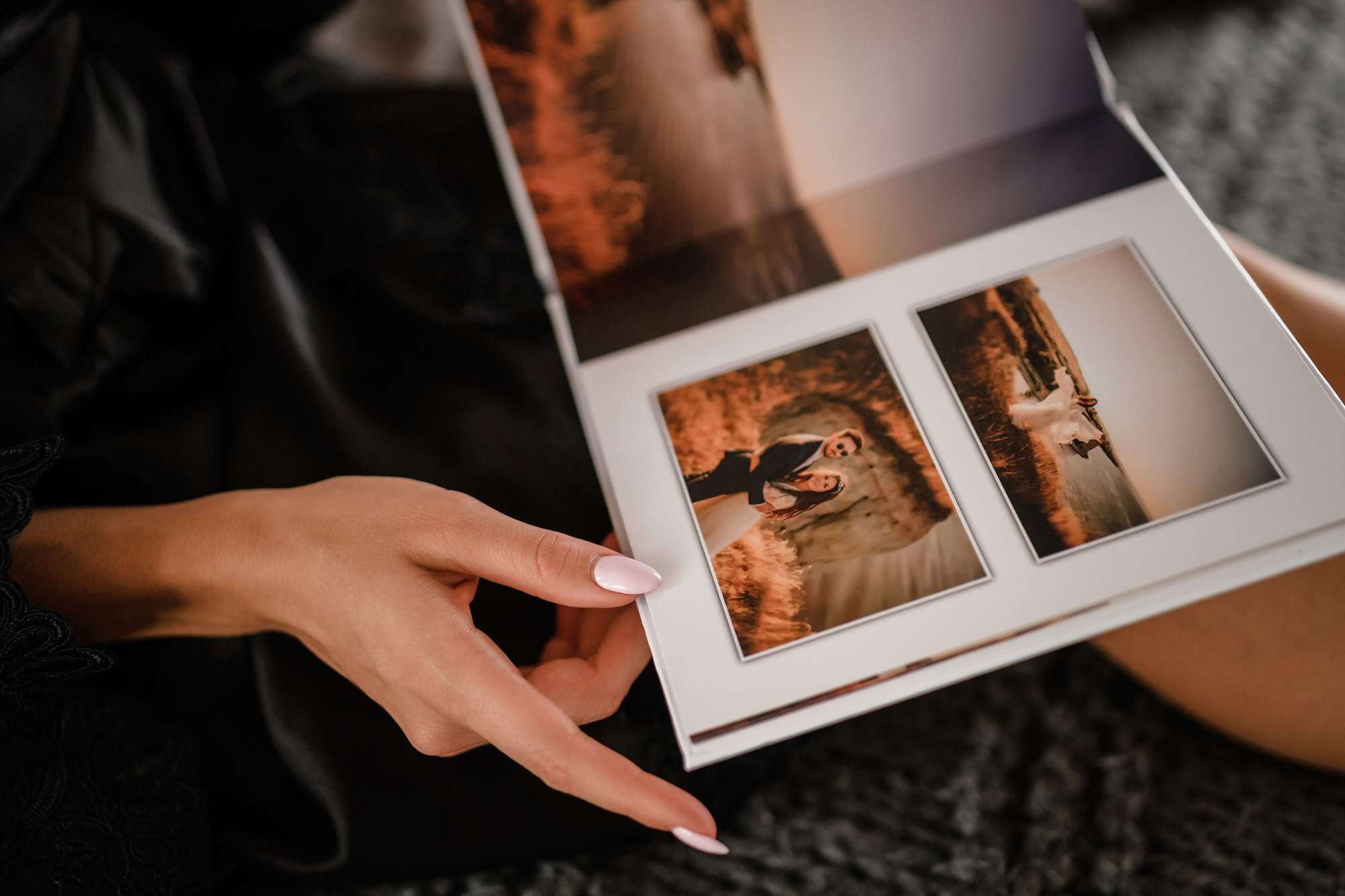 Невеста листает фотокнигу 