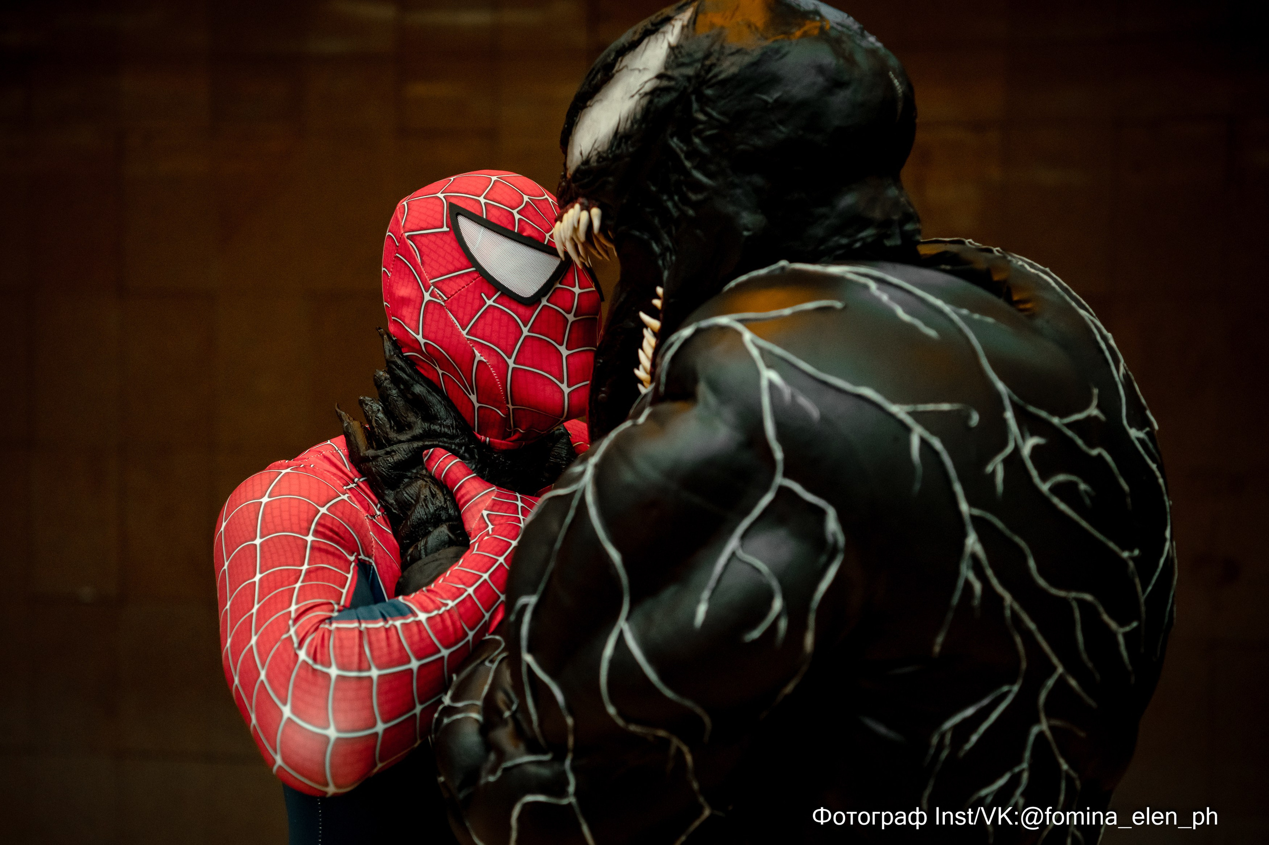 Человек паук и Веном в метро ЕКБ. Фомина Елена Свадебный и семейный фотограф