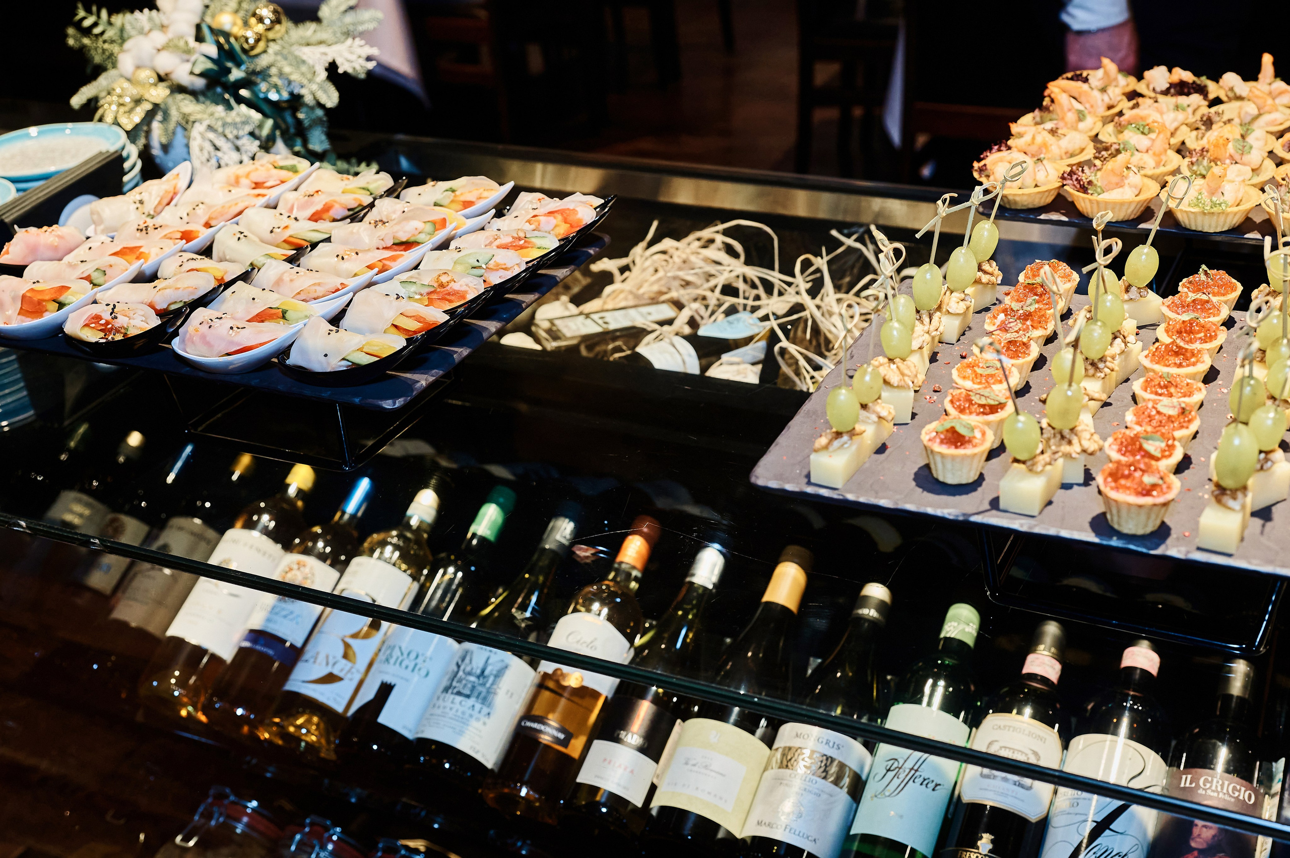 Сценическое событие с разноцветным освещением, артист на сцене, живое событие фотография