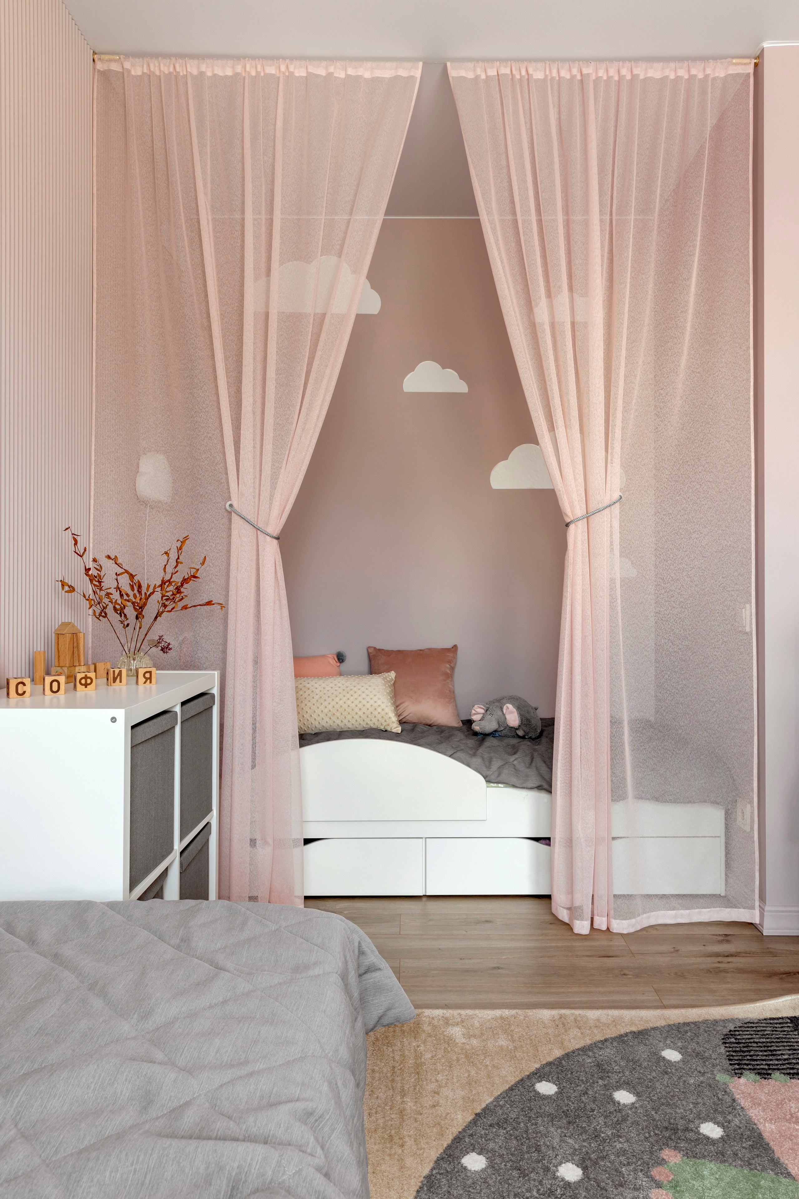 Двухкомнатная квартира с большой кухней и яркими акцентами. Студия Дизайна интерьера Tsvetdesign. Дизайнер в Санкт-Петербурге