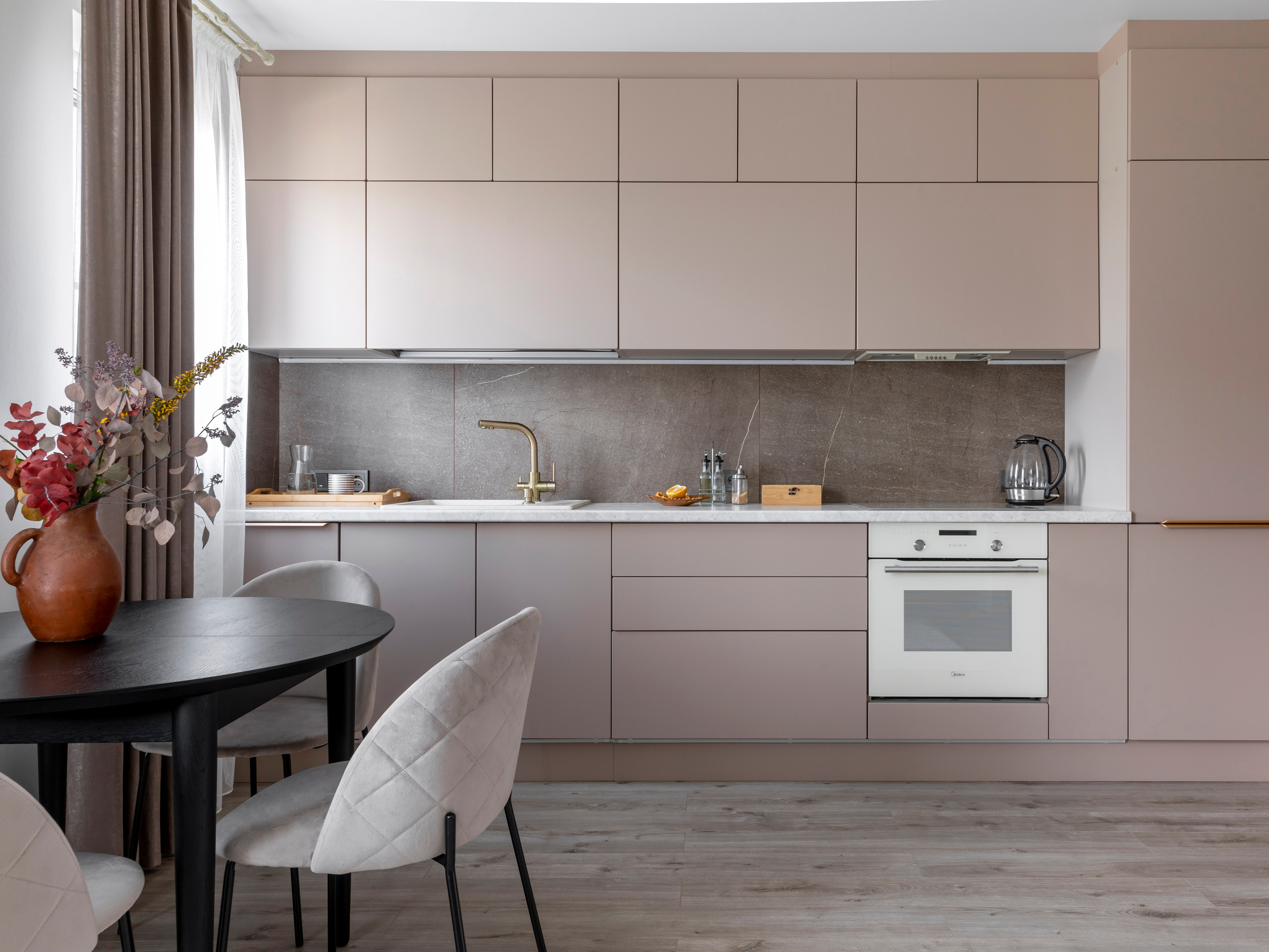 Двухкомнатная квартира с большой кухней и яркими акцентами. Студия Дизайна интерьера Tsvetdesign. Дизайнер в Санкт-Петербурге