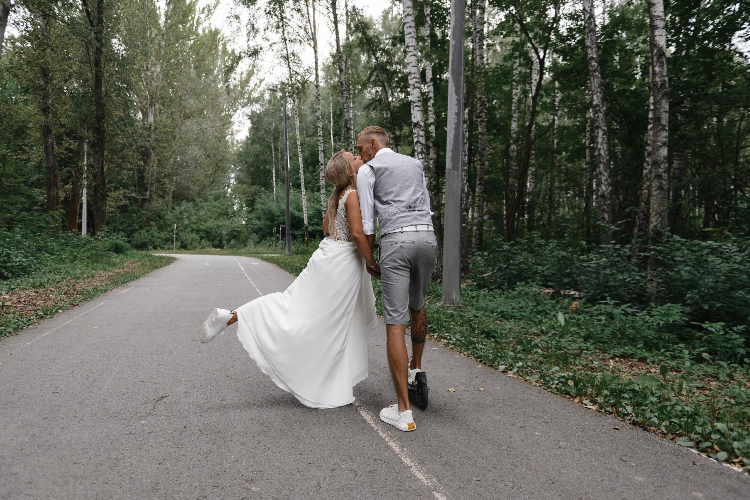 Веселая прогулка на самокатах. Свадебный фотограф в Тамбове Андрей Шаталов