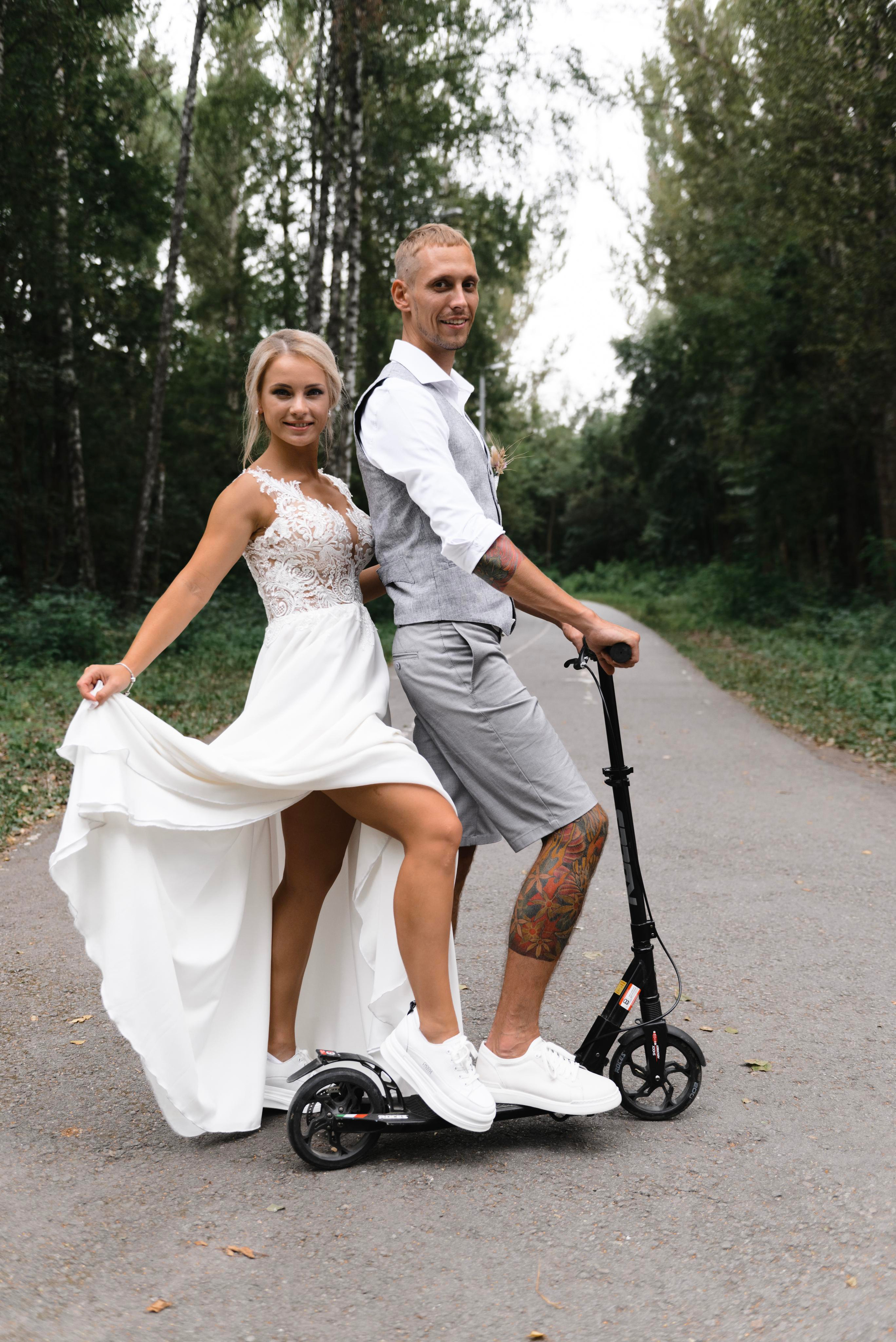 Веселая прогулка на самокатах. Свадебный фотограф в Тамбове Андрей Шаталов