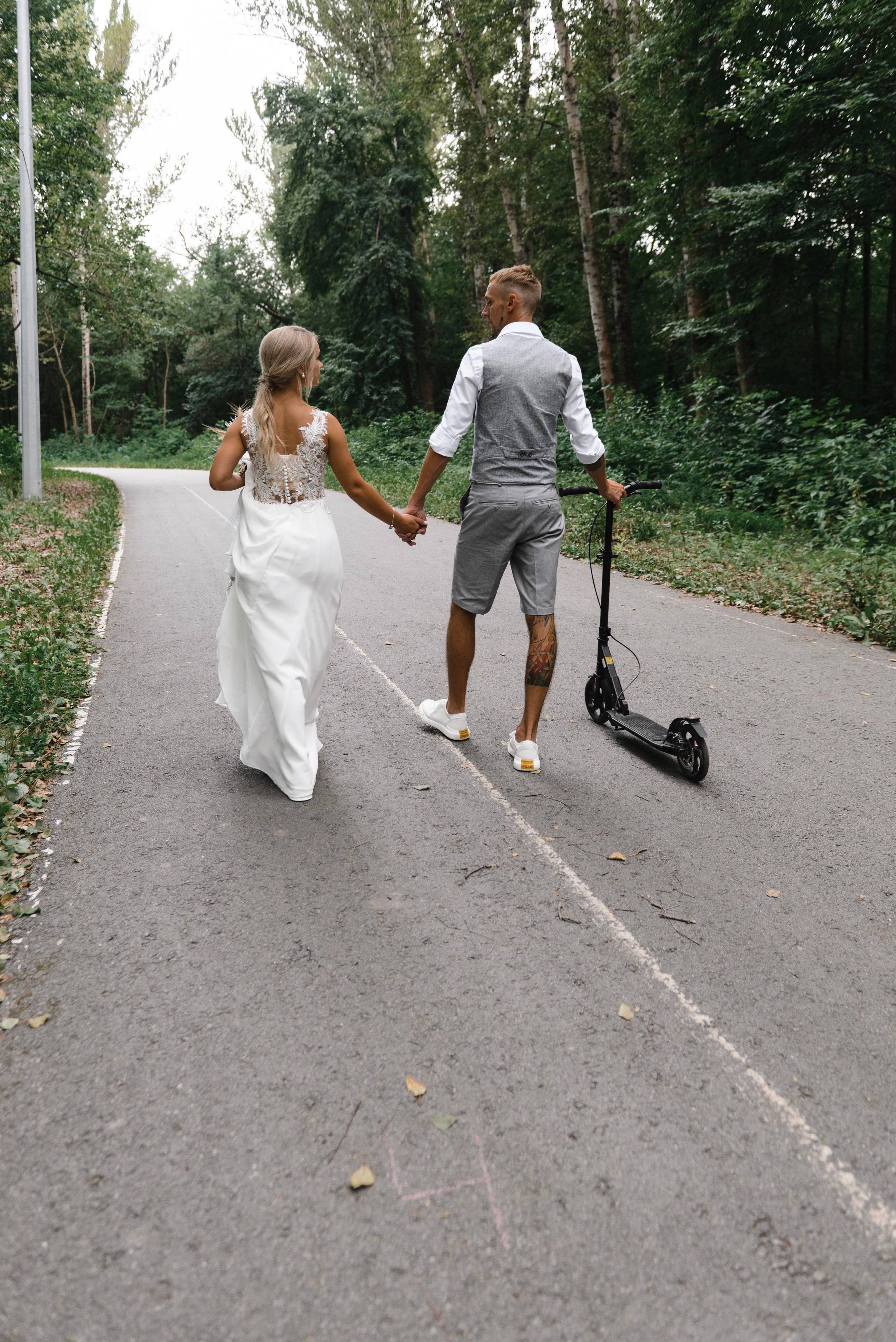 Веселая прогулка на самокатах. Свадебный фотограф в Тамбове Андрей Шаталов