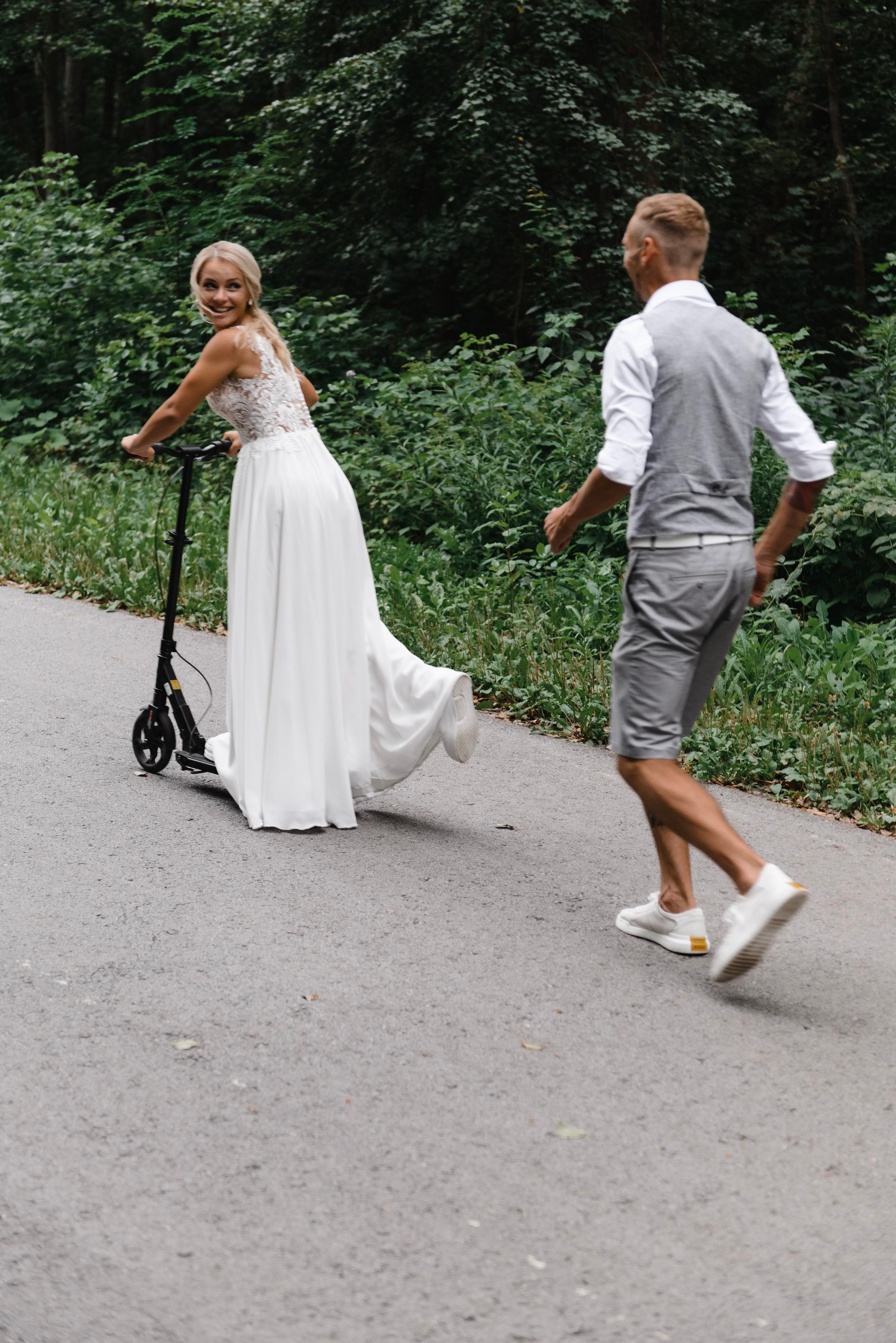 Веселая прогулка на самокатах. Свадебный фотограф в Тамбове Андрей Шаталов