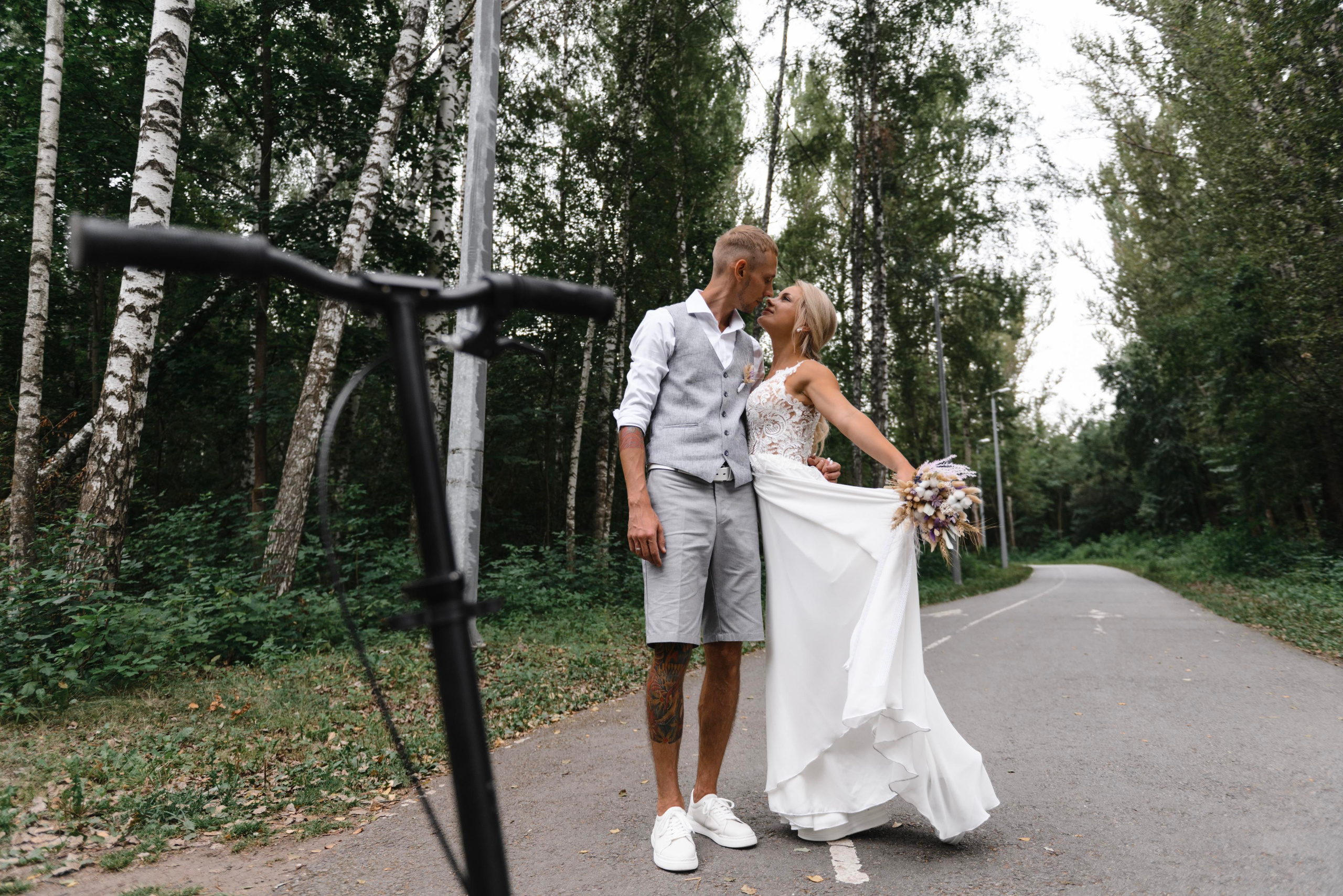 Веселая прогулка на самокатах. Свадебный фотограф в Тамбове Андрей Шаталов