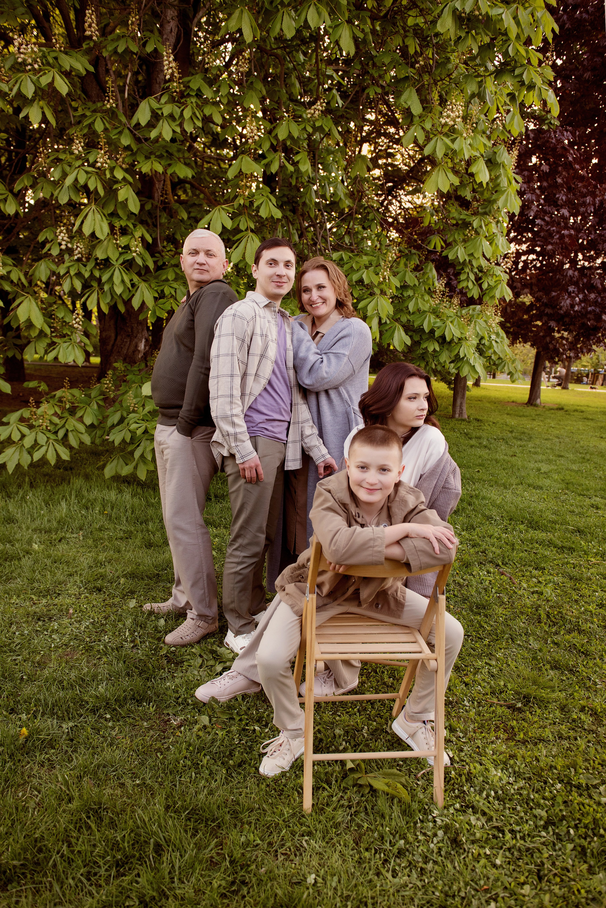 Семейная фотосессия в сиреневом саду. Детский фотограф в Долгопрудном и Москве