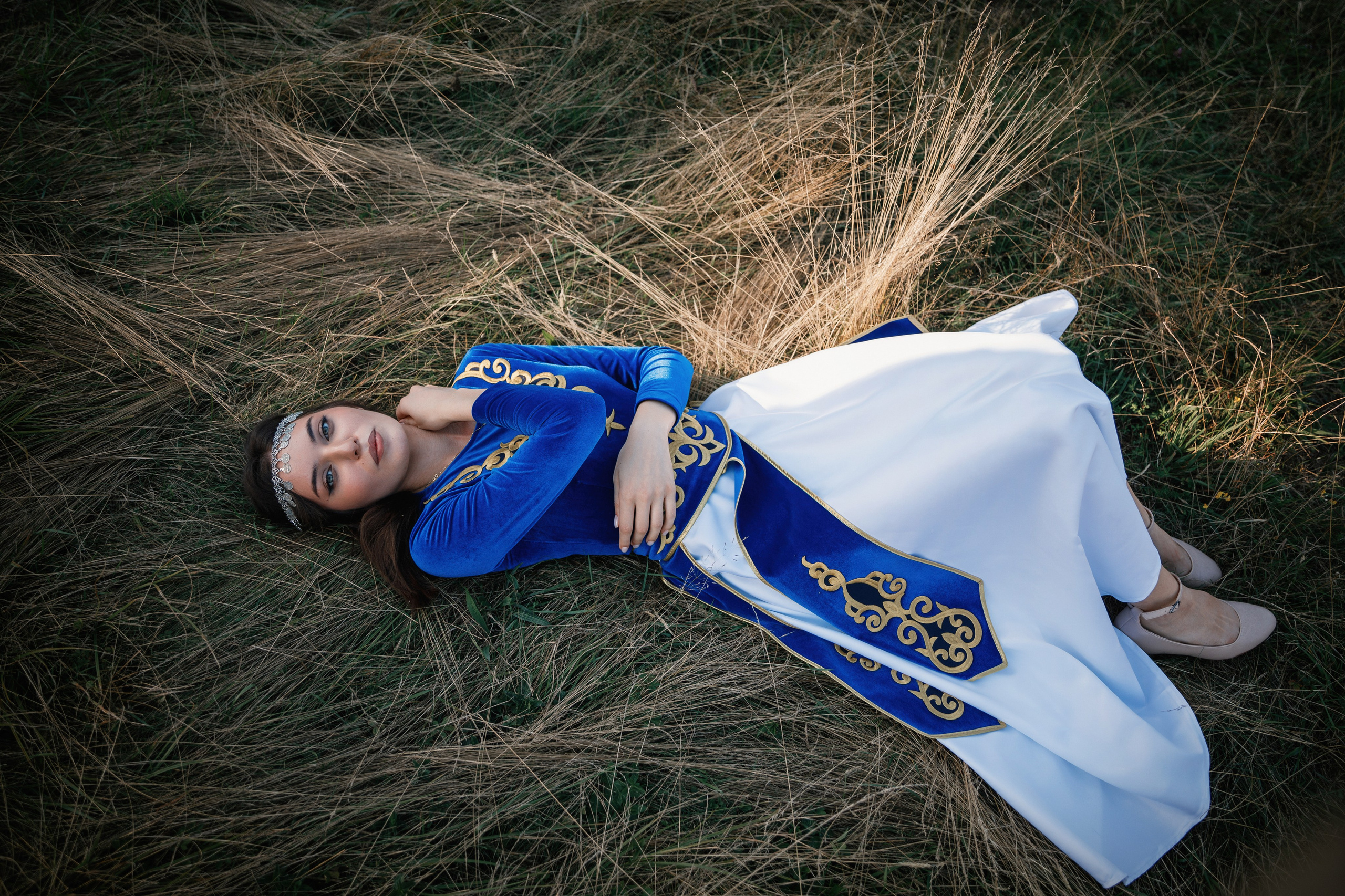 Индивидуальная фотосессия в горах, в армянском национальном платье. Фотограф во Владикавказе Юрий Геворгизов