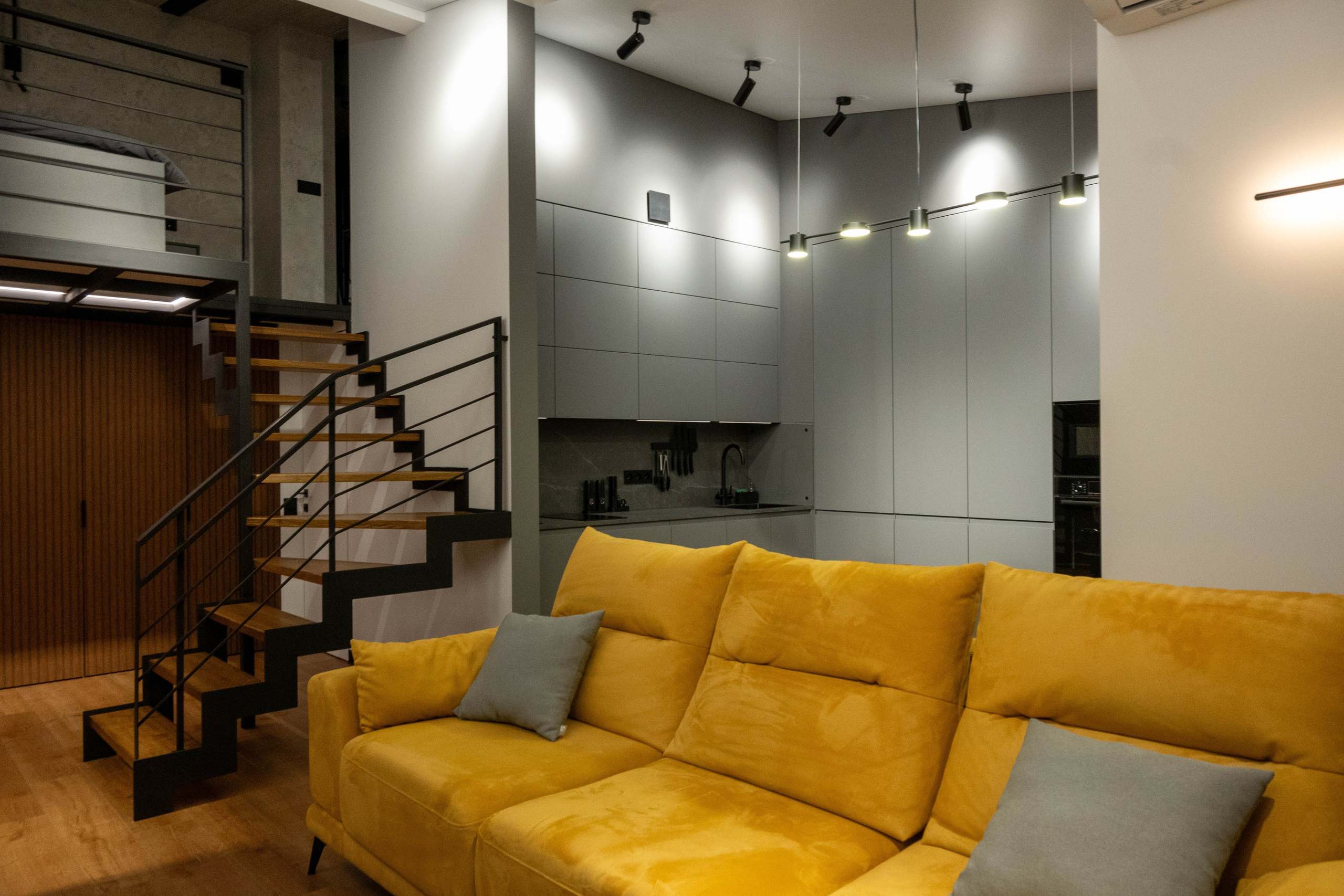 The apartment is on two levels. Fotograf Dmitrii Donets