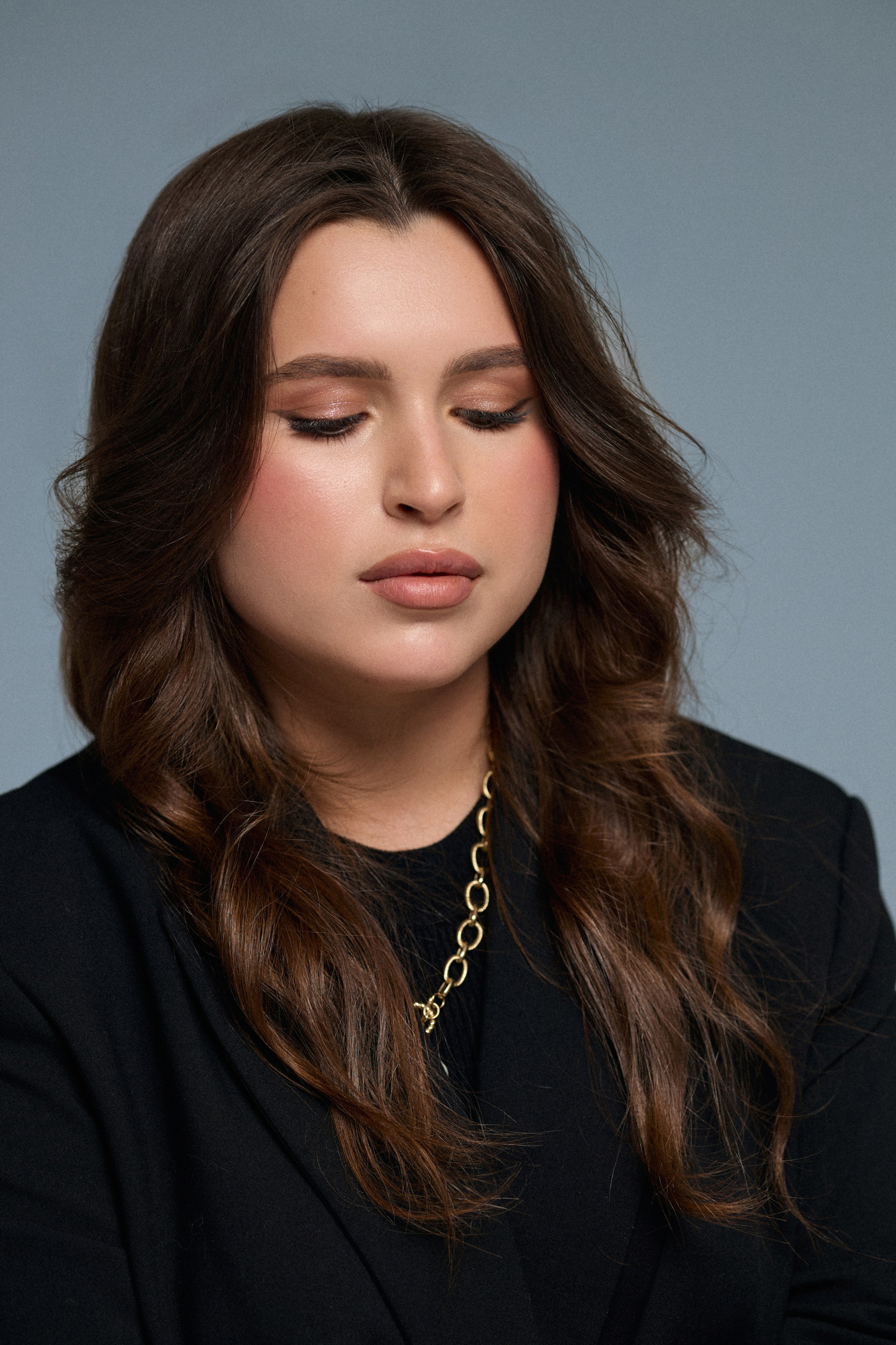 Минималистичная фотосессия. Сестры Карабаза. Фотографы и ретушеры в Москве и Санкт-Петербурге