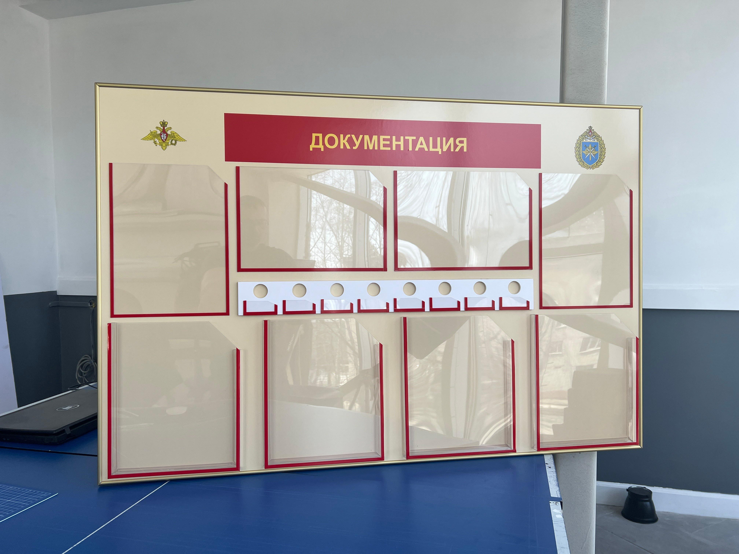 Фотографии офисных табличек, информационных стендов, вывесок