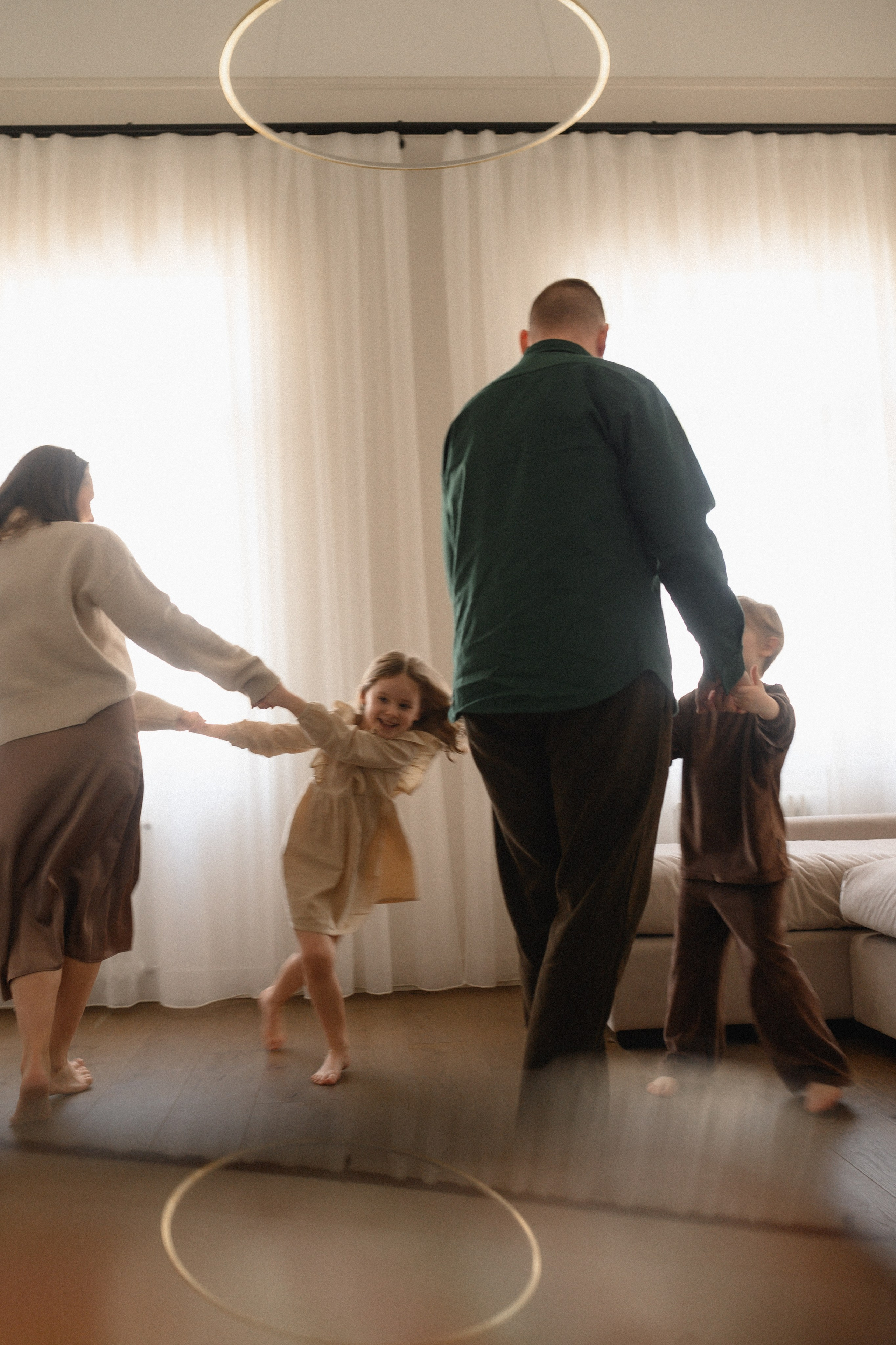 Валентин, Ирина, Евсей, Кира и Агата дома. Семейный и свадебный lifestyle-фотограф в Москве Мария Петрова