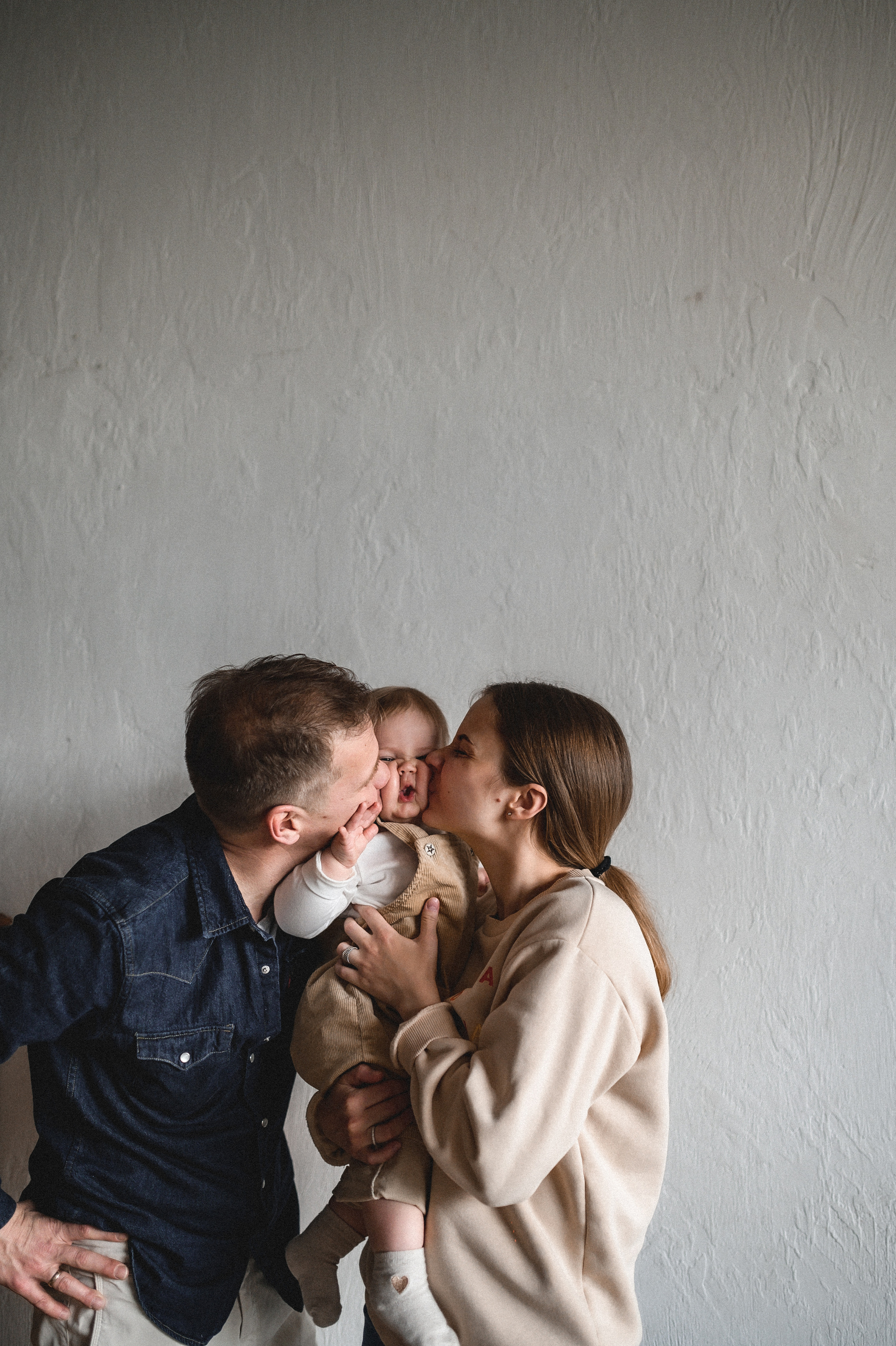 Сергей, Настя и Софа в студии 33/13. Семейный и свадебный lifestyle-фотограф в Москве Мария Петрова