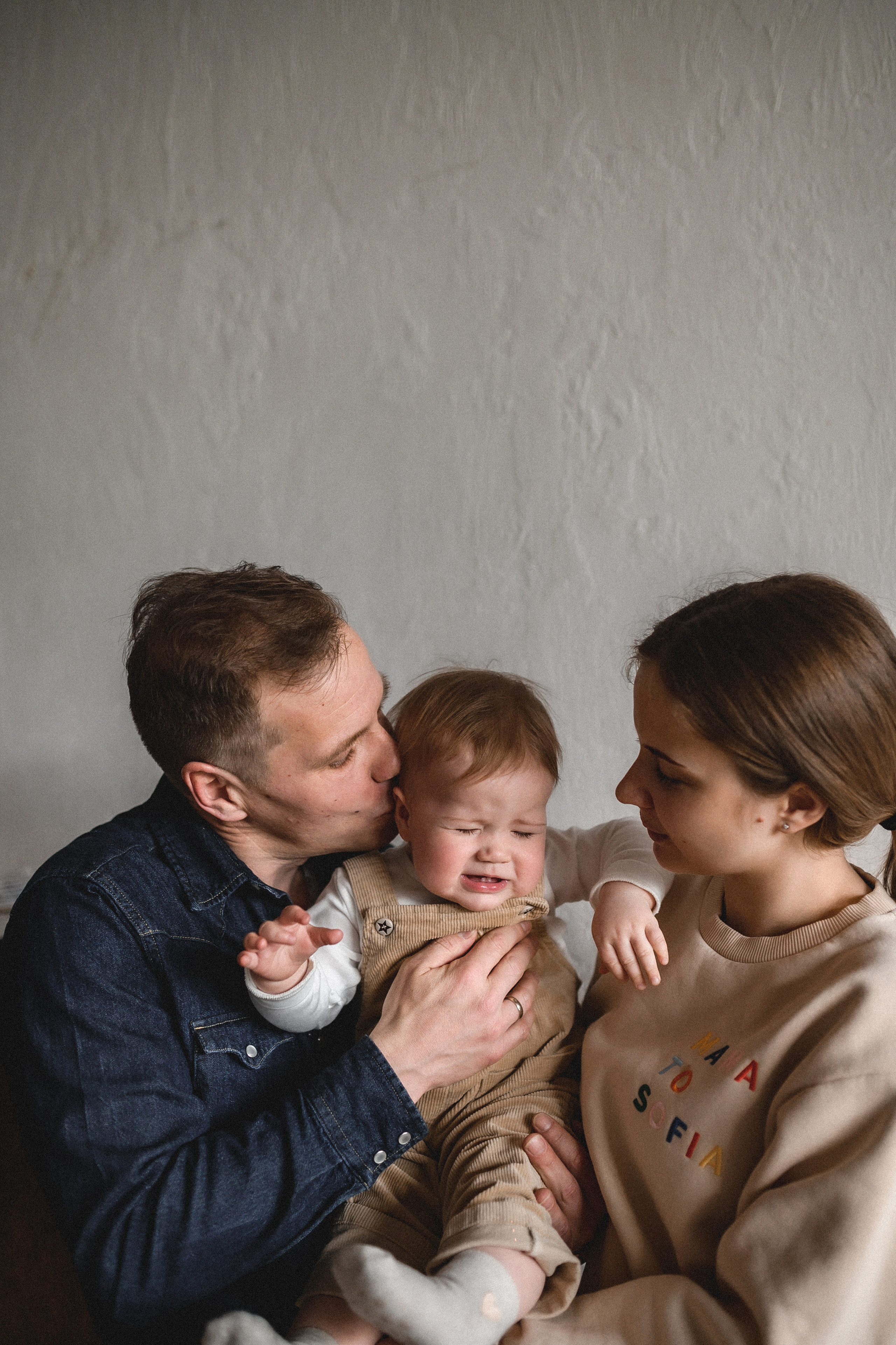 Сергей, Настя и Софа в студии 33/13. Семейный и свадебный lifestyle-фотограф в Москве Мария Петрова