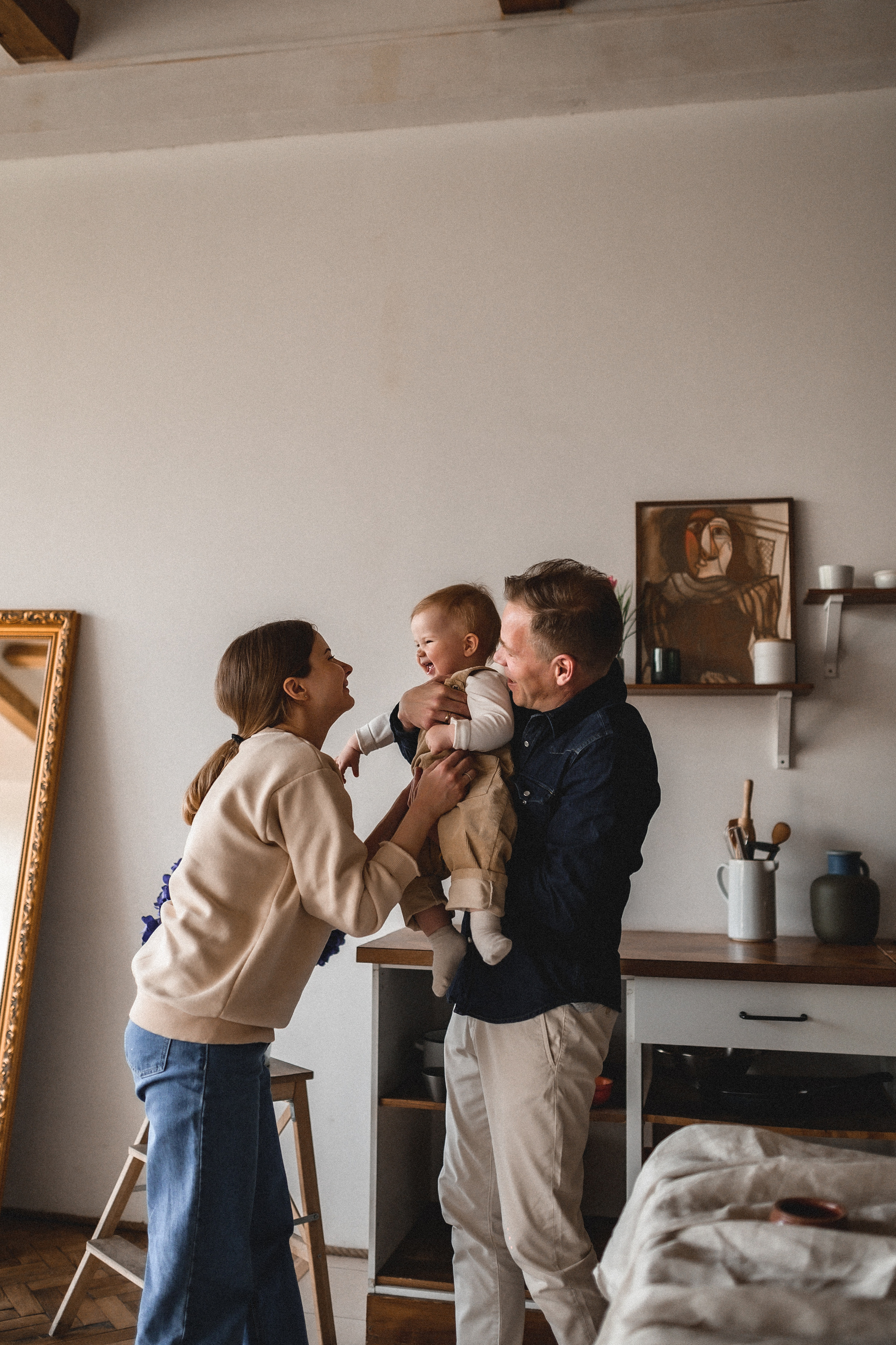 Сергей, Настя и Софа в студии 33/13. Семейный и свадебный lifestyle-фотограф в Москве Мария Петрова