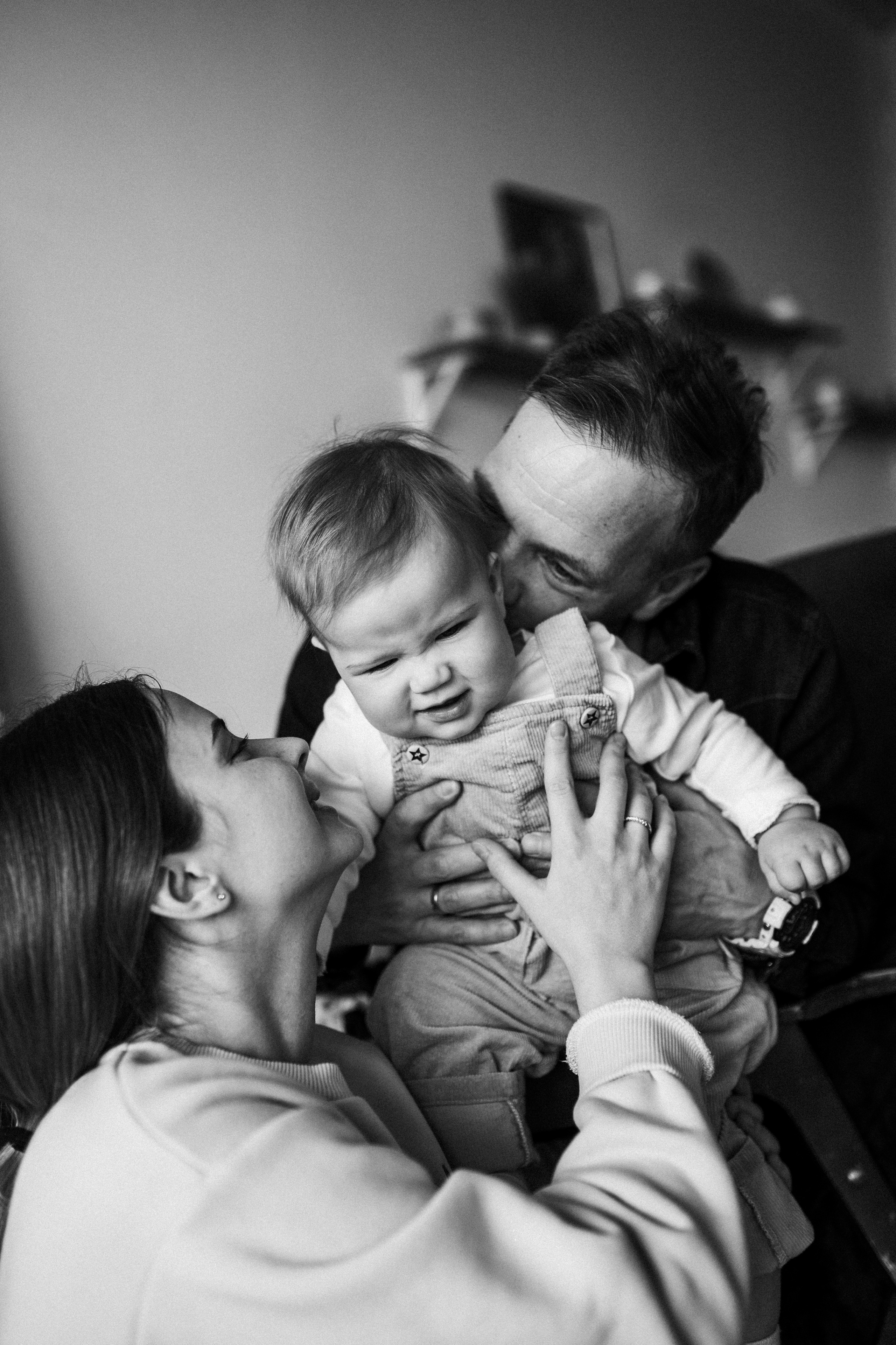 Сергей, Настя и Софа в студии 33/13. Семейный и свадебный lifestyle-фотограф в Москве Мария Петрова