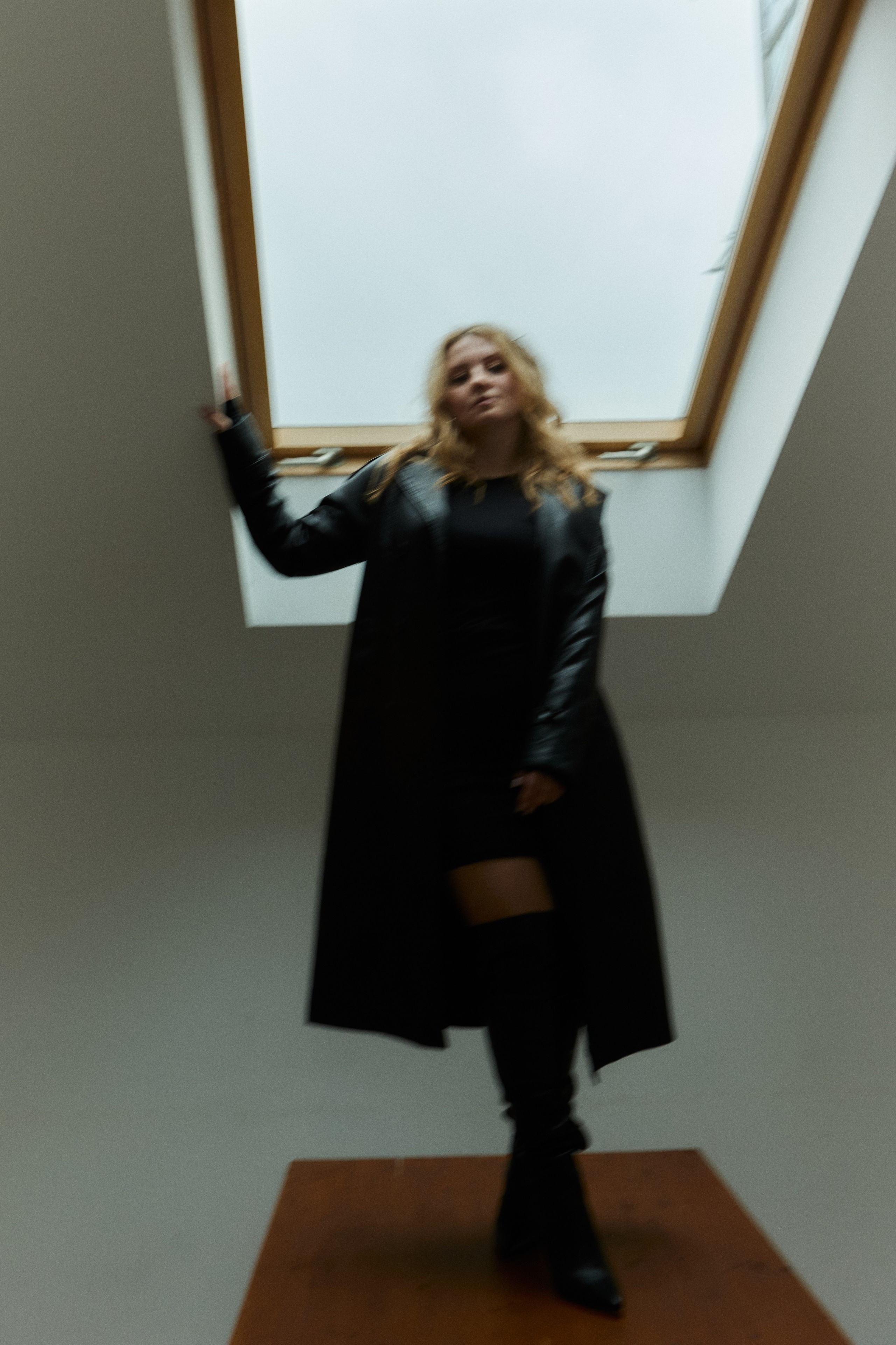 стильная фотосессия в студии как из pinterest, фотосессия в кожаном плаще,  портретный фотограф в Москве