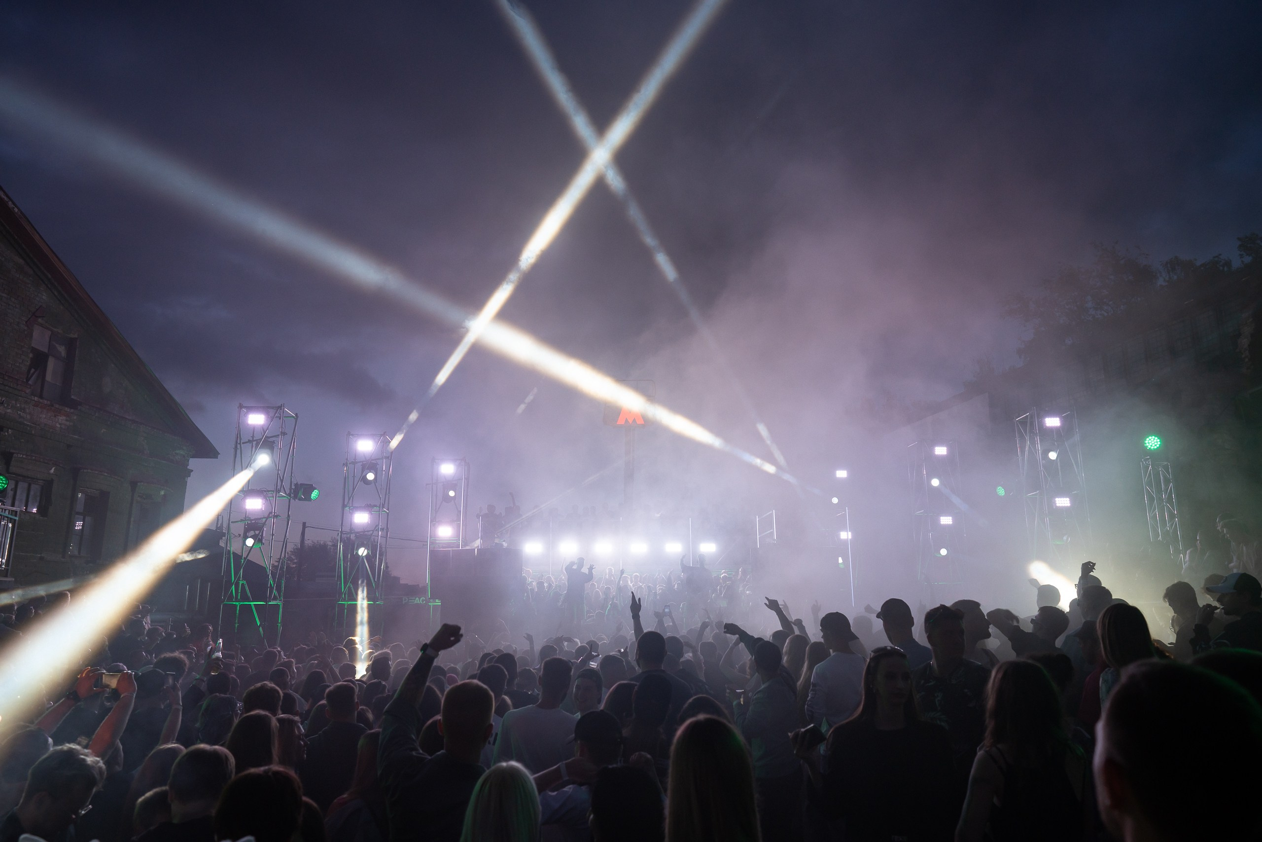 Metro Gorkovskaya Port June 1506. Sunnyman