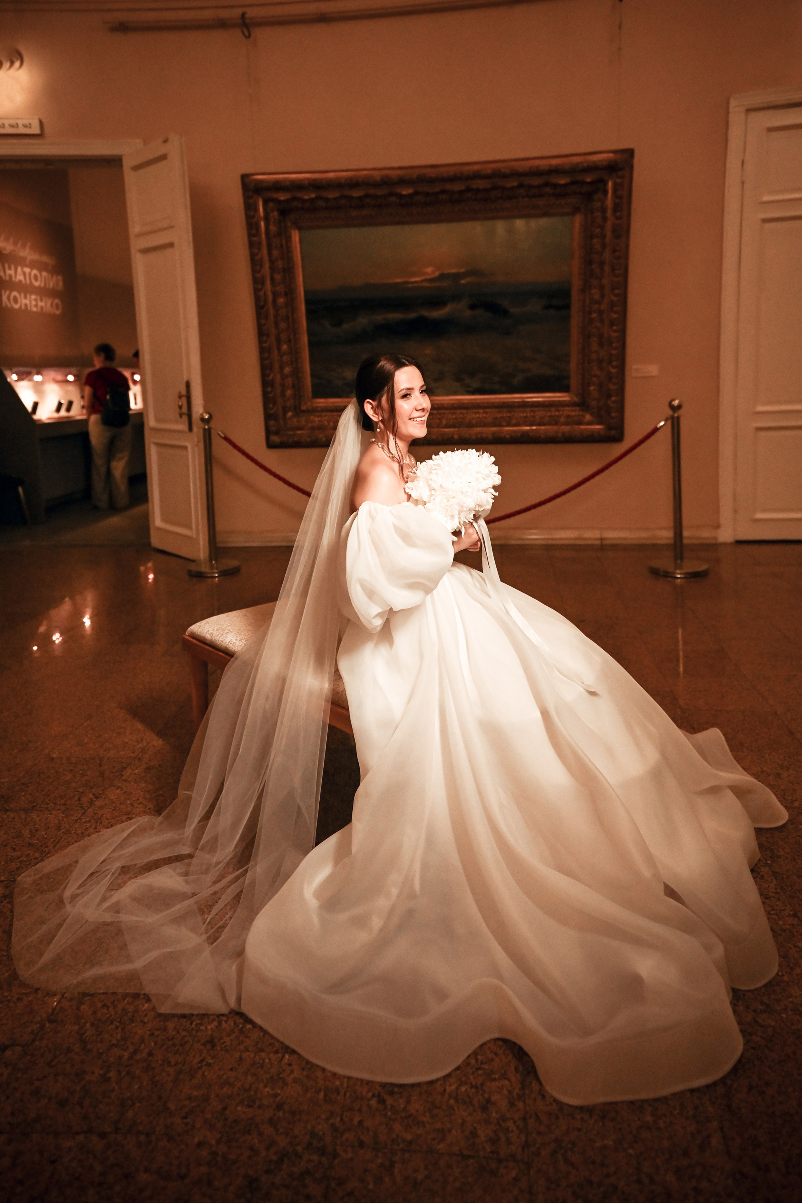 Небольшая свадебная серия в музее и прогулкой под дождем Эльмиры и Ризата. Свадебный, семейный, детский, контент фотограф в Омске Максим Ильин