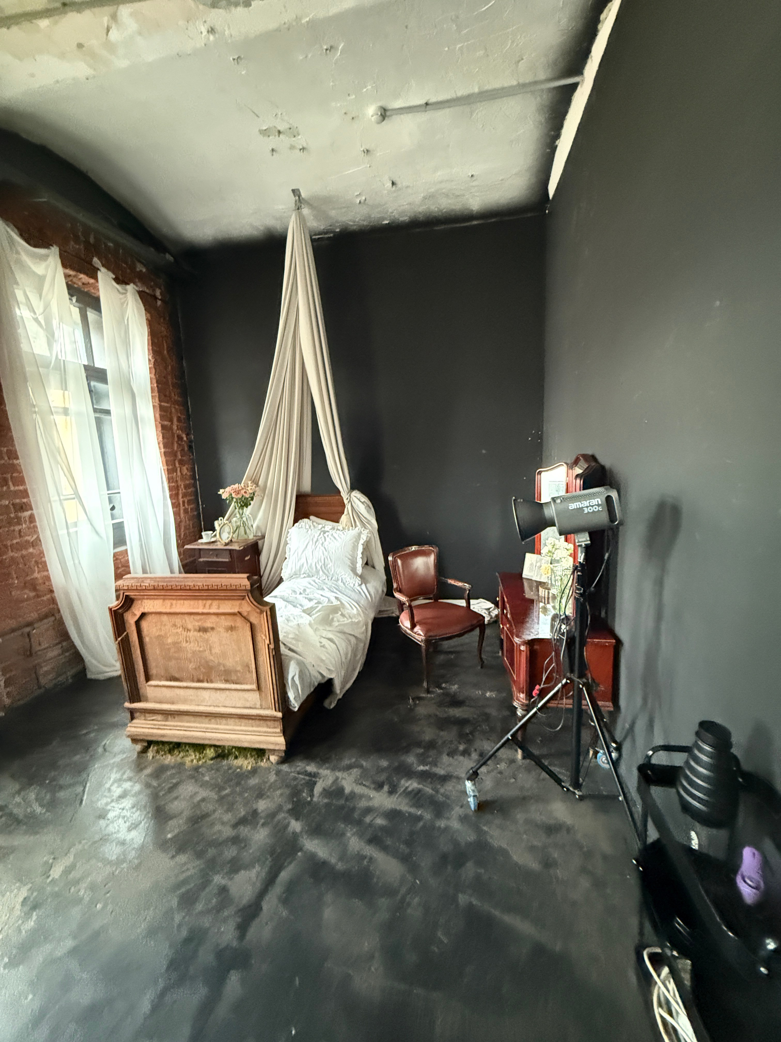 Фотостудия МОХ зал Тьма. Фотограф Настя Лев