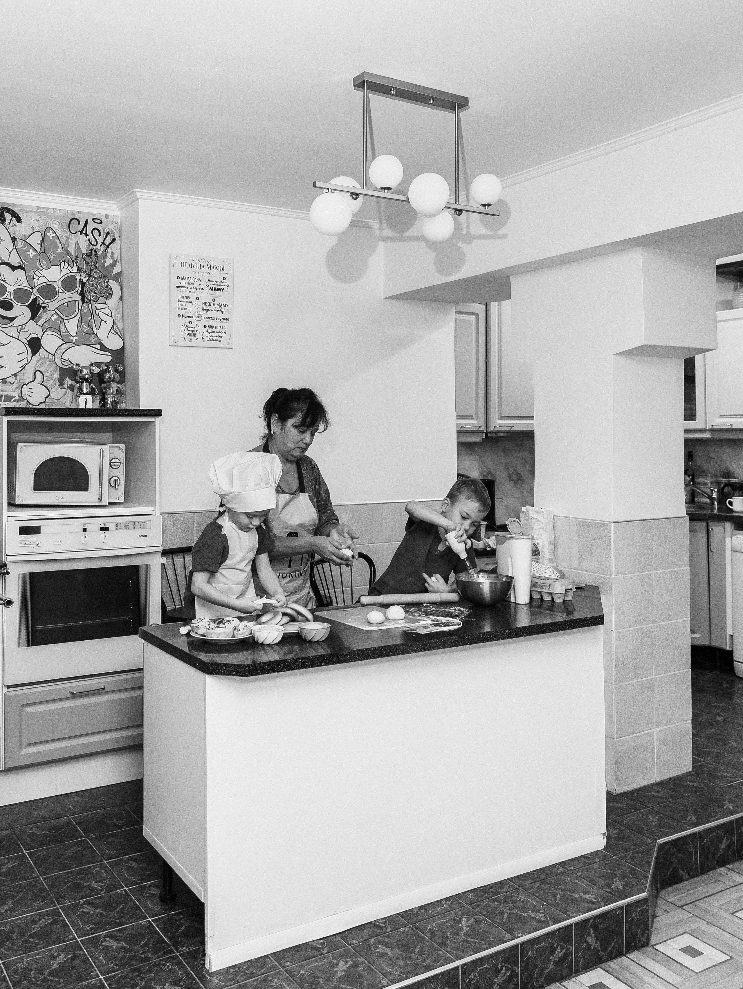 Бабушка и внуки пекут. Фотограф текстиля в Москве Ольга Иванова
