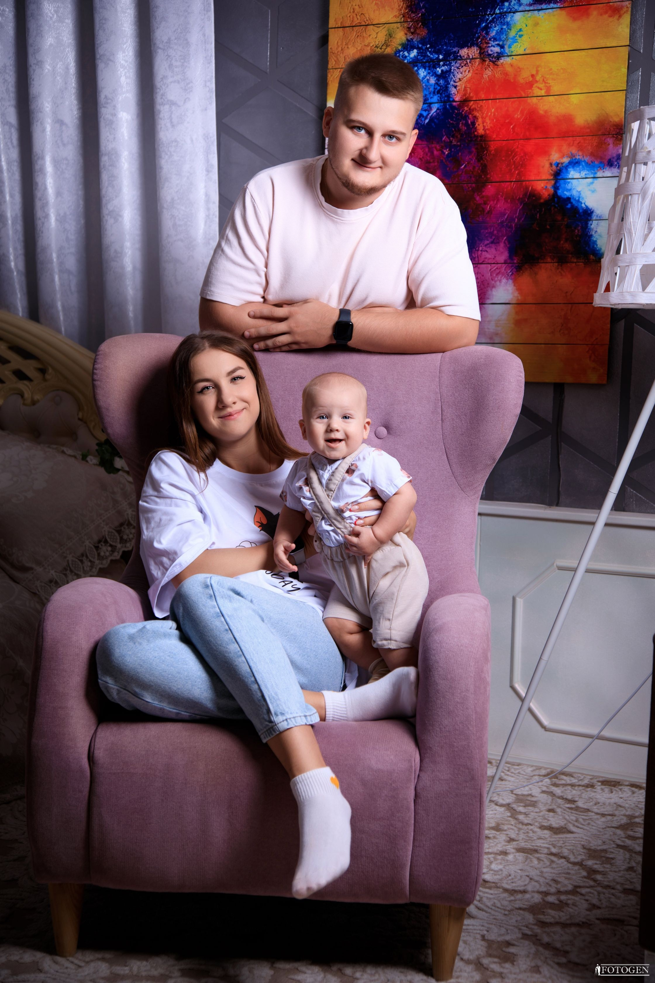 Семейная фотосессия: мама, папа и малыш | Портфолио Fotogen. Интерьерная фотостудия FOTOGEN г. Краснодар