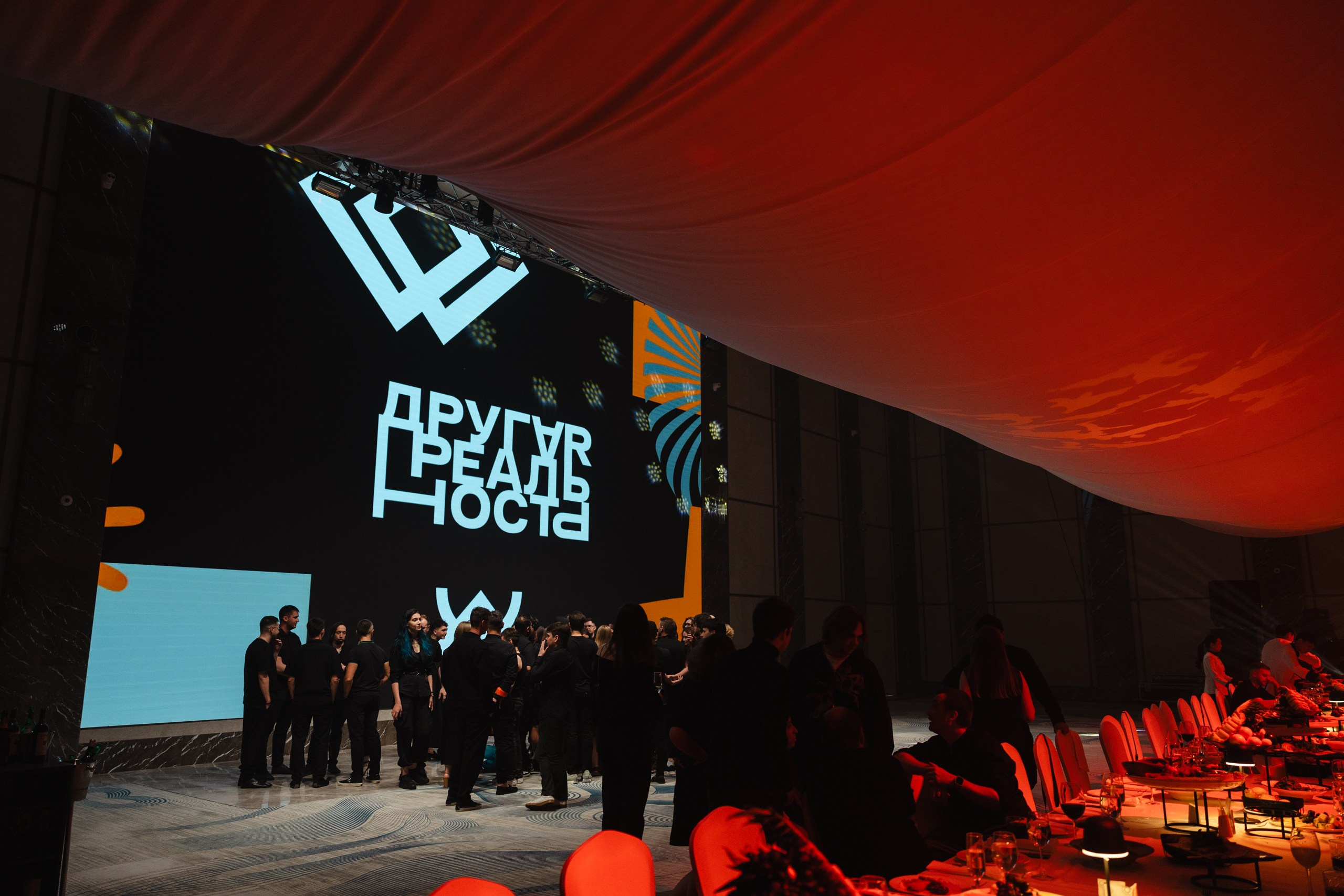 Здравствуйте! Я свадебный фотограф из Ульяновска, работаю в том числе по всей России и с выездом за границу. Снимаю свадьбы, lovestory, корпоративы, светский репортаж. Провожу обучение по фотографии, мастер-классы и воркшопы для других фотографов.