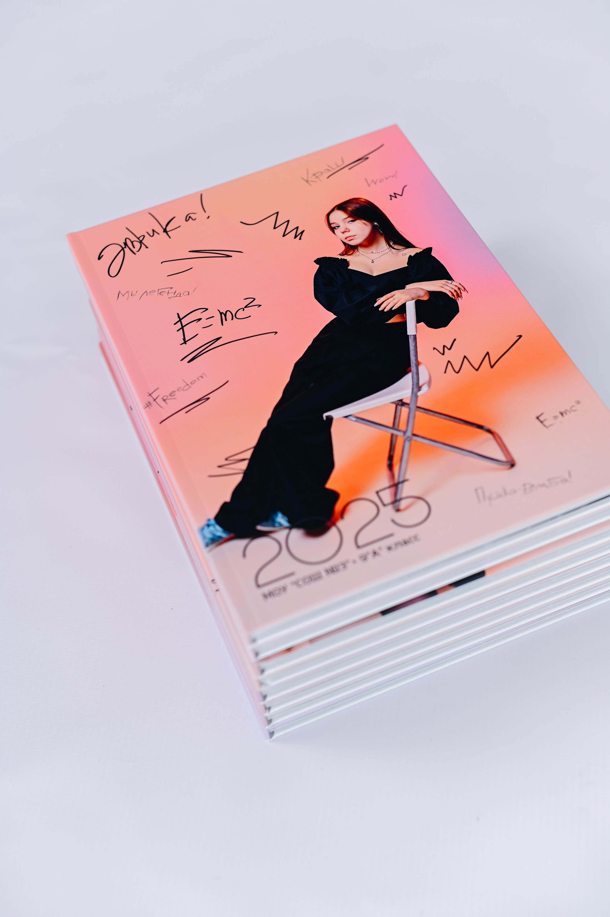 Школьный выпускной альбом для старшеклассников, альбом выпускника 9 и 11 класса. Школьный альбом в Москве