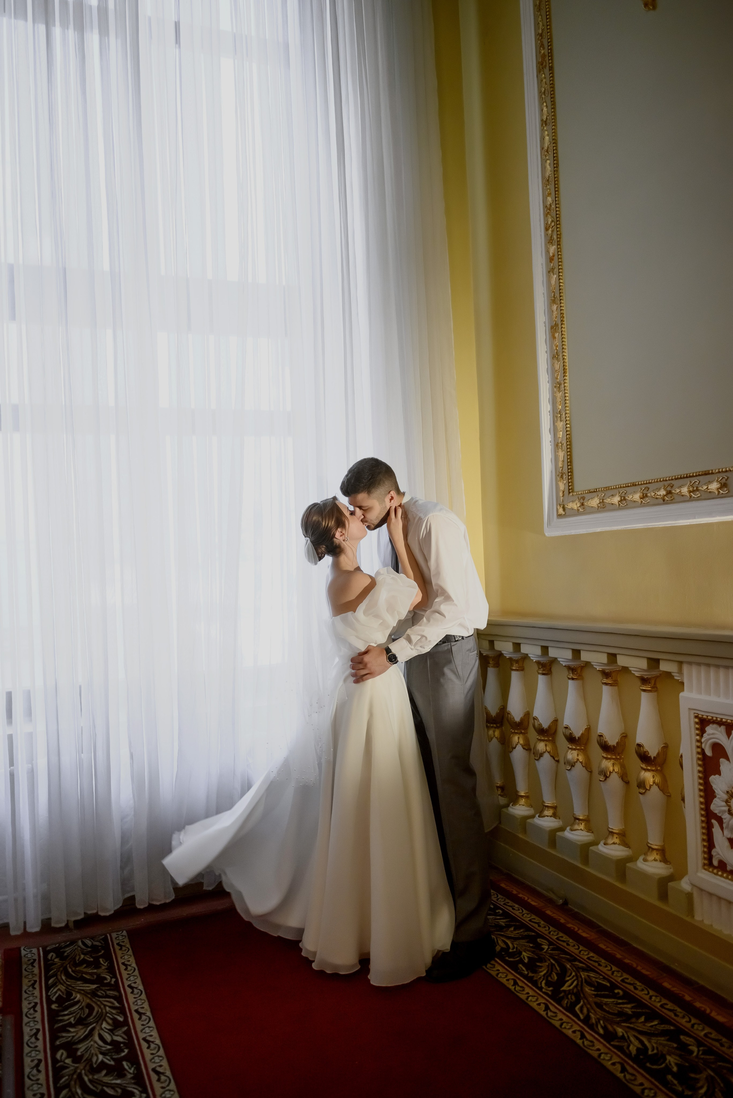 Свадебная  фотосессия в театре возле большого окна