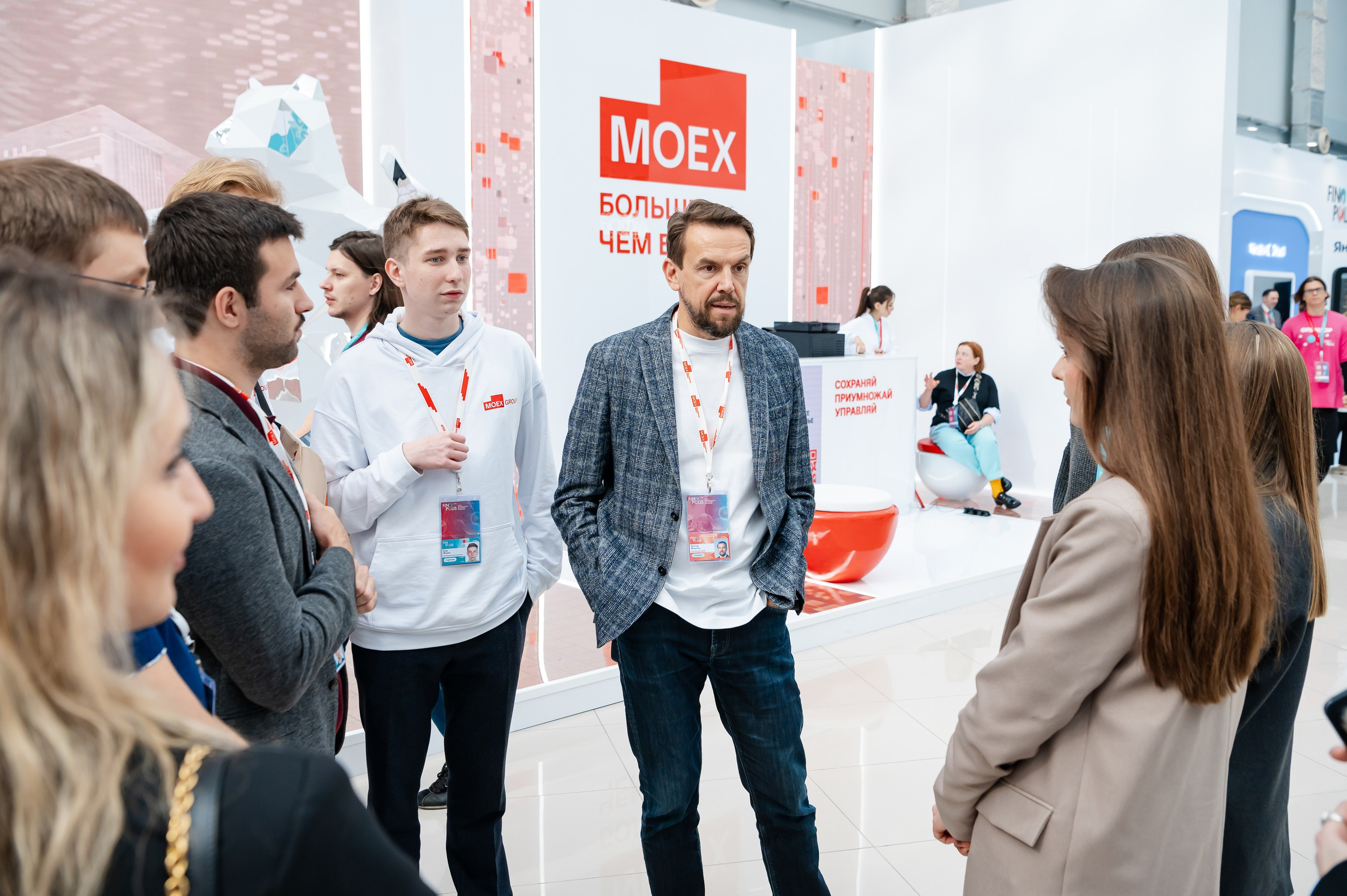 репортажный момент общения руководителя Альфа банка