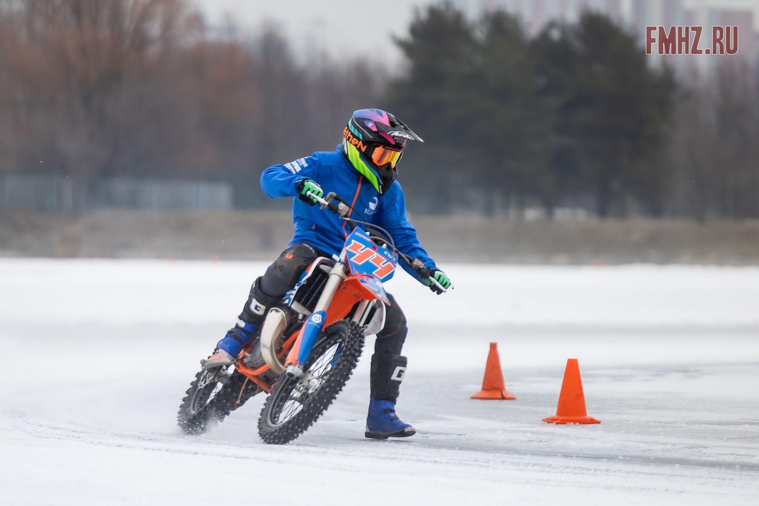 Первый этап Кубка МФР по мотокроссу на льду Большого Крылатского пруда в Москве. 8 февраля 2025 г. Фотограф Владимир Охрименко