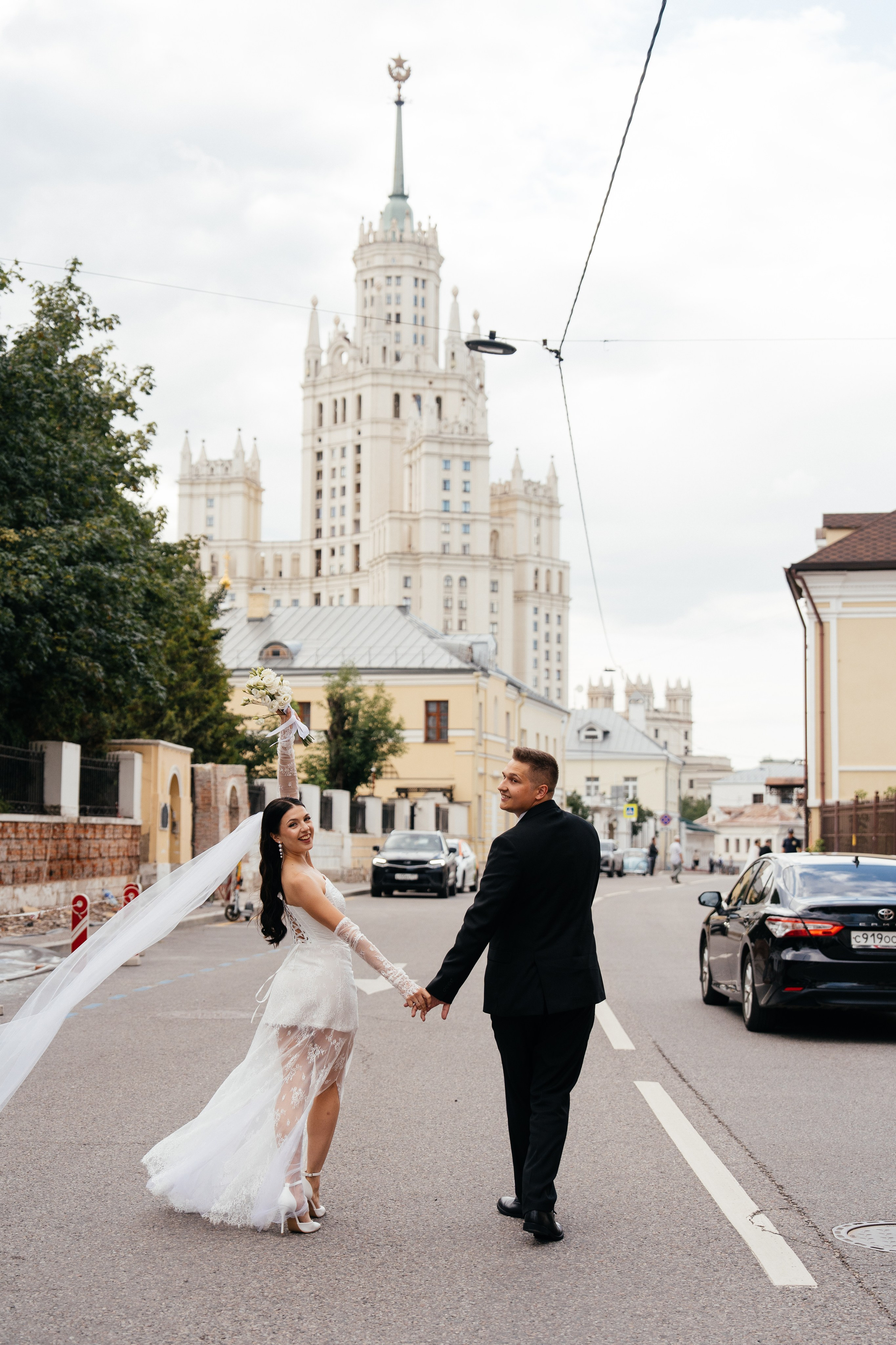 Свадебная фотосессия в Москве у высотки на Котельнической набережной. Свадебный фотограф в Москве Анна Полушина
