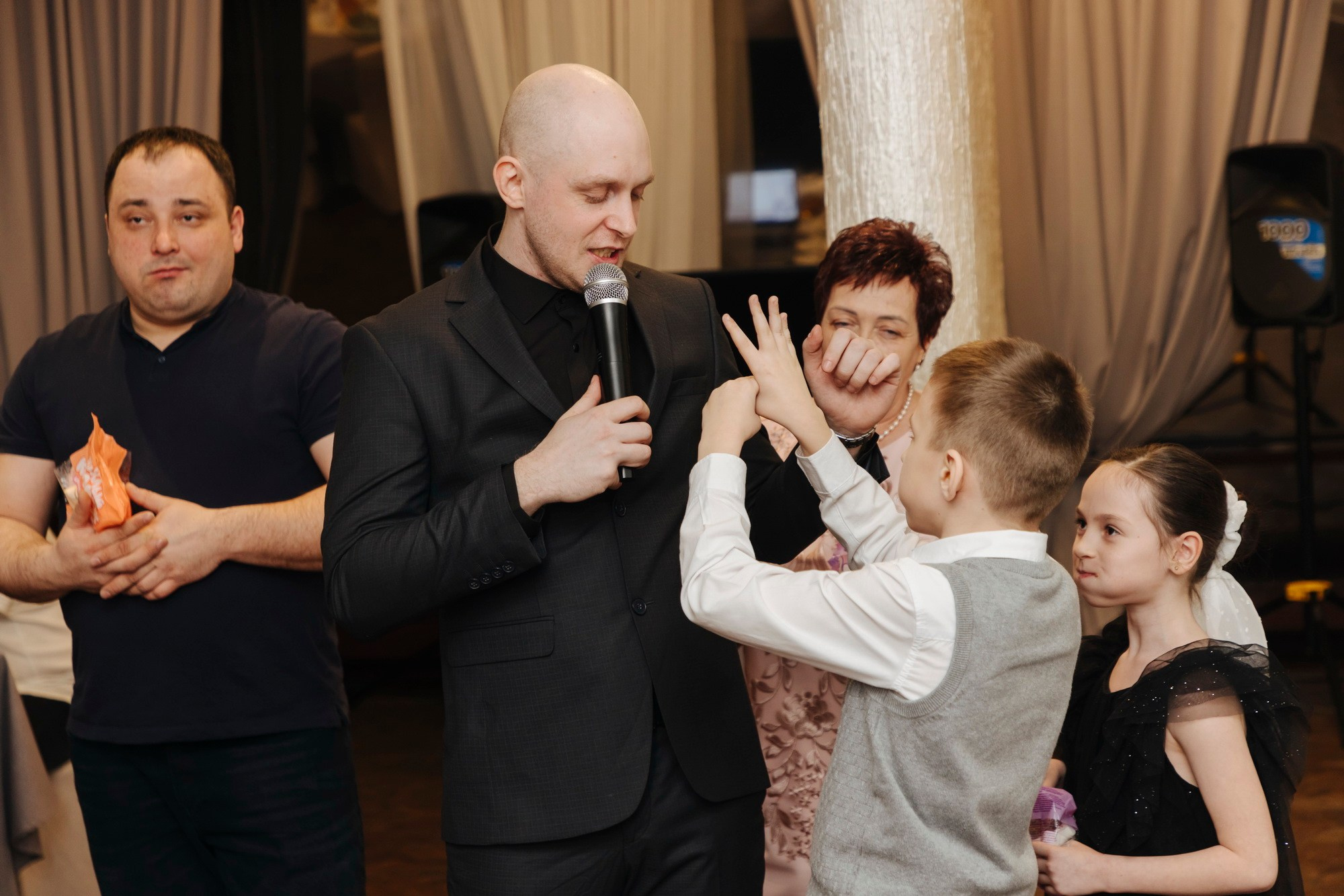 где купить свадебный букет, какой подарок подарить на свадьбу, свадебное платье где купить спб, свадебный салон, актуальные свадебные платья 2025, костюм для жениха, какой ресторан выбрать спб, отель для свадьбы