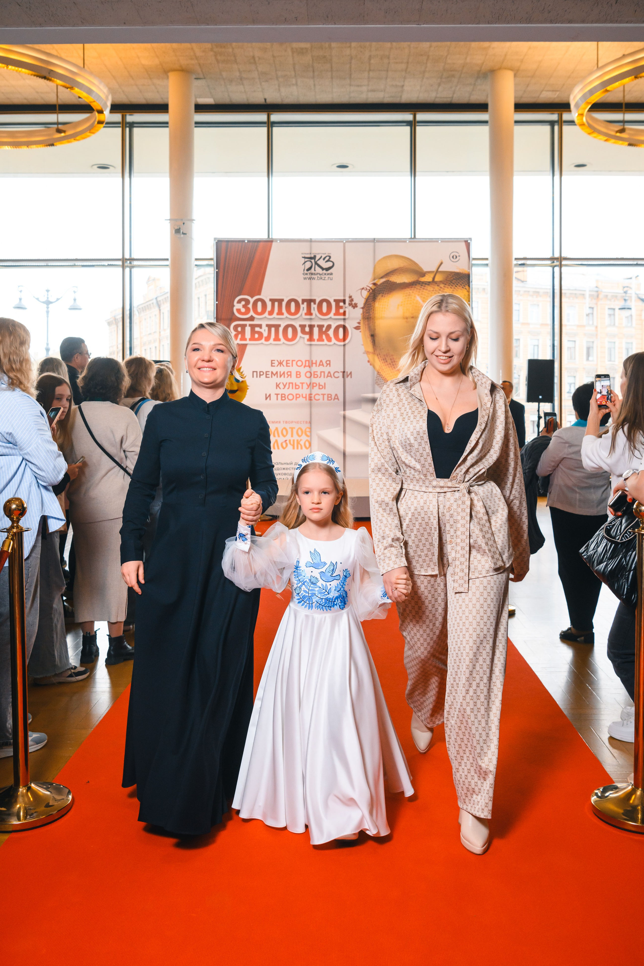 23 апреля, красная дорожка, БКЗ Октябрьский, г. Санкт-Петербург. Золотое яблочко